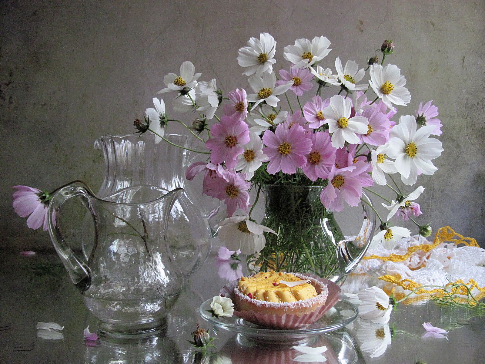цветы, букет, космея, пирожное, кувшины, блюдце, салфетка, Наталия Тихомирова