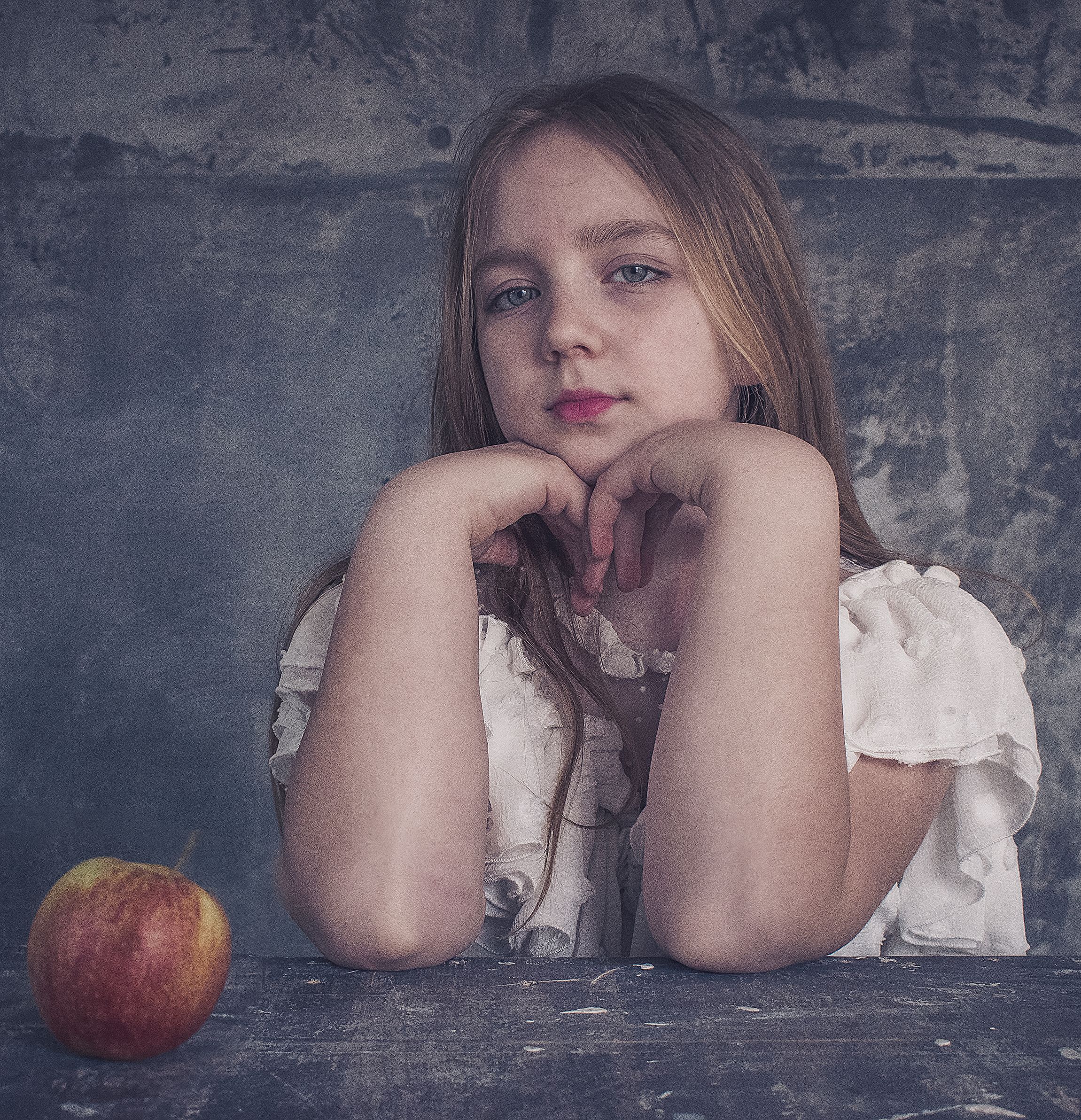 портрет девушка яблоко, Роман