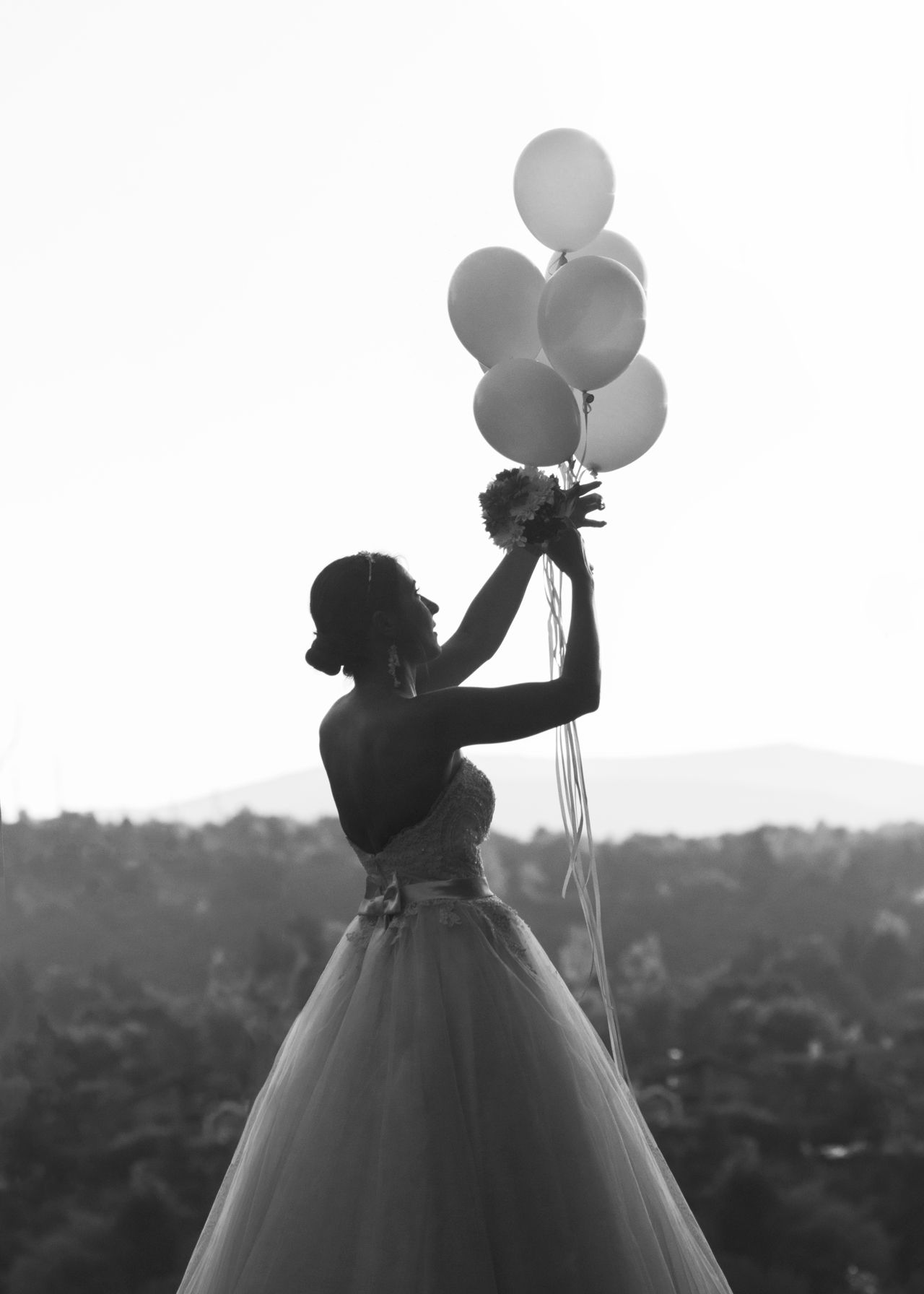 bride, woman, portrait, black and white, balloons, outside, невеста, шарики, портрет, черное и белое, Tonova Vania