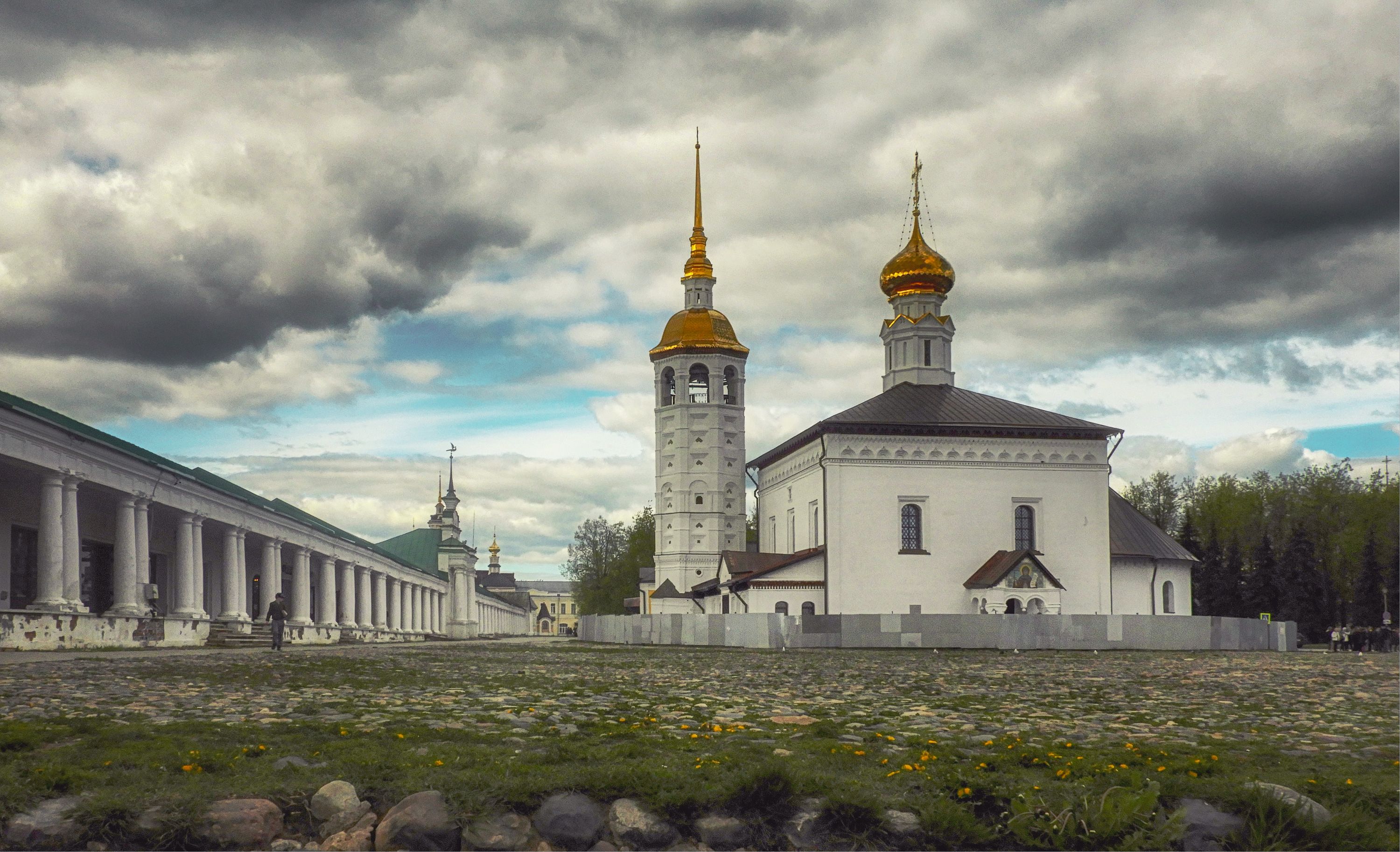 церковь колокольня торговые ряды облака, Вера Петри