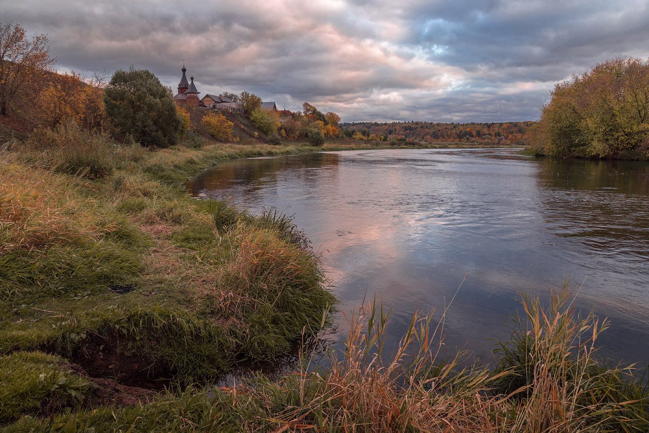 облака, осень, пейзаж, река, храм, Виктор Климкин