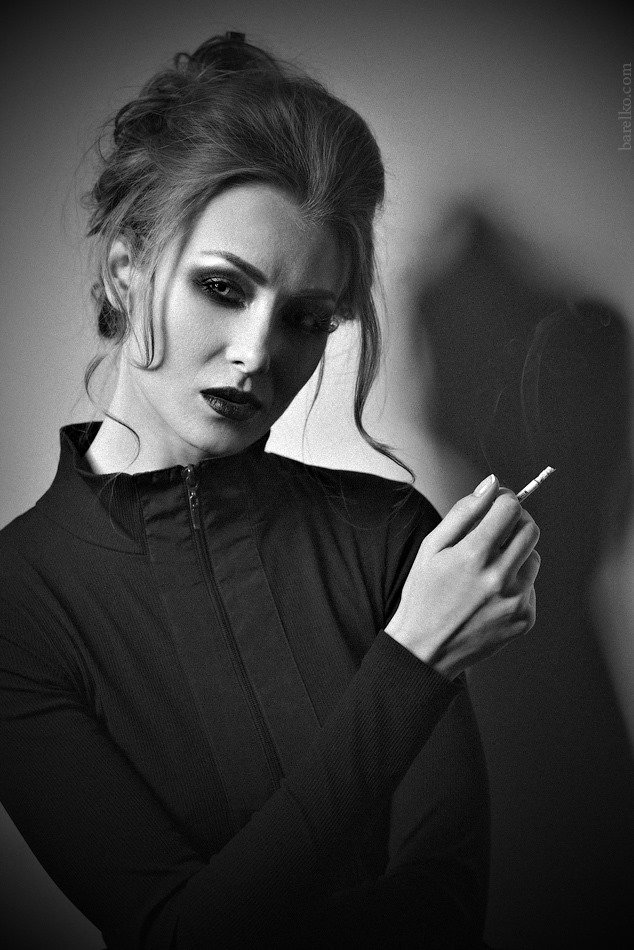 young, woman, portairt, bw, black and white, cigarette, smoke, Roman Barelko
