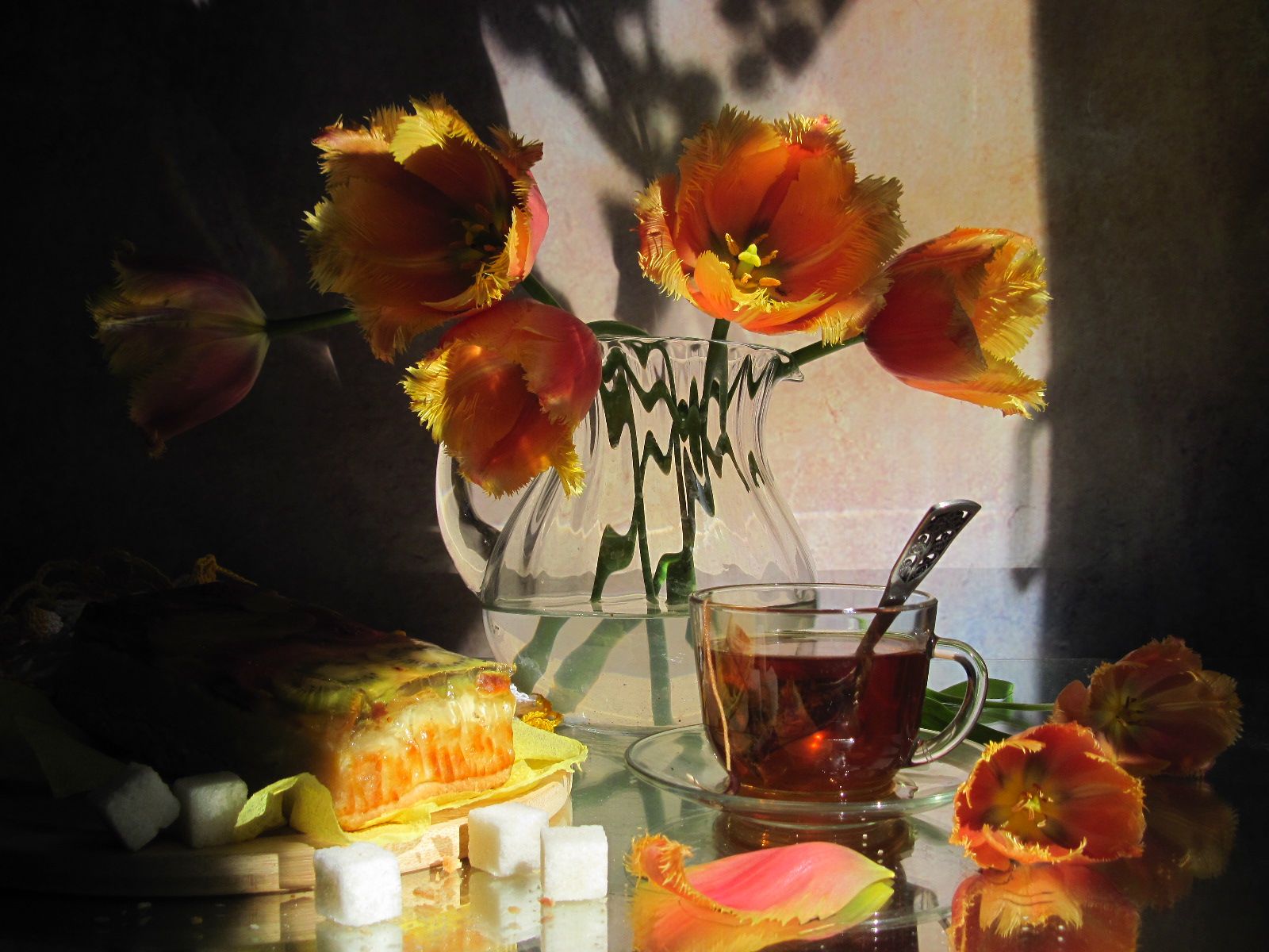 цветы, букет, тюльпаны, десерт, чай, кувшин, чайная пара, кухонная доска, салфетки, сахар, Наталия Тихомирова