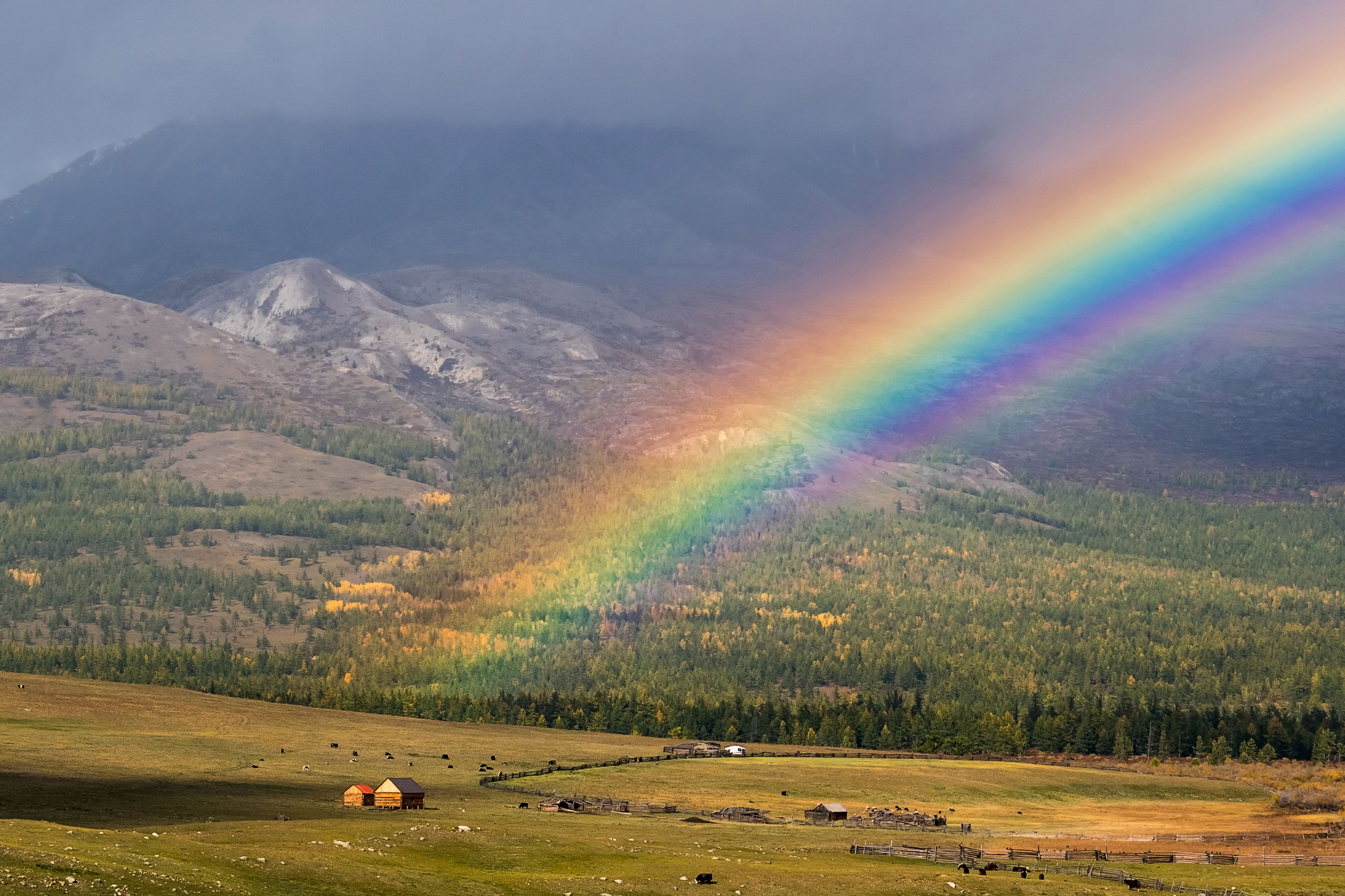 Где конец радуги. Саяны Радуга. Конец радуг. Радуга фото. Начало радуги.