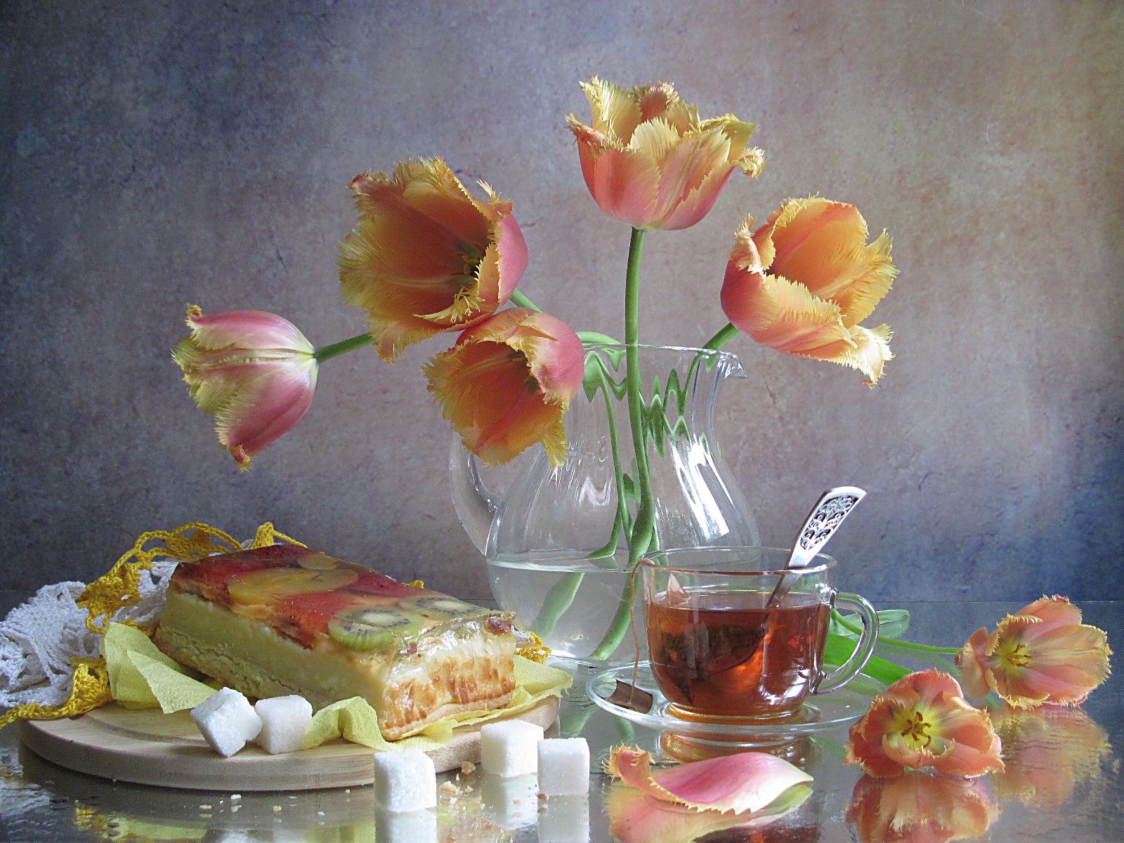 цветы, букет, тюльпаны, десерт, чизкейк, кувшин, чайная пара, кухонная доска, салфетки, сахар, Наталия Тихомирова