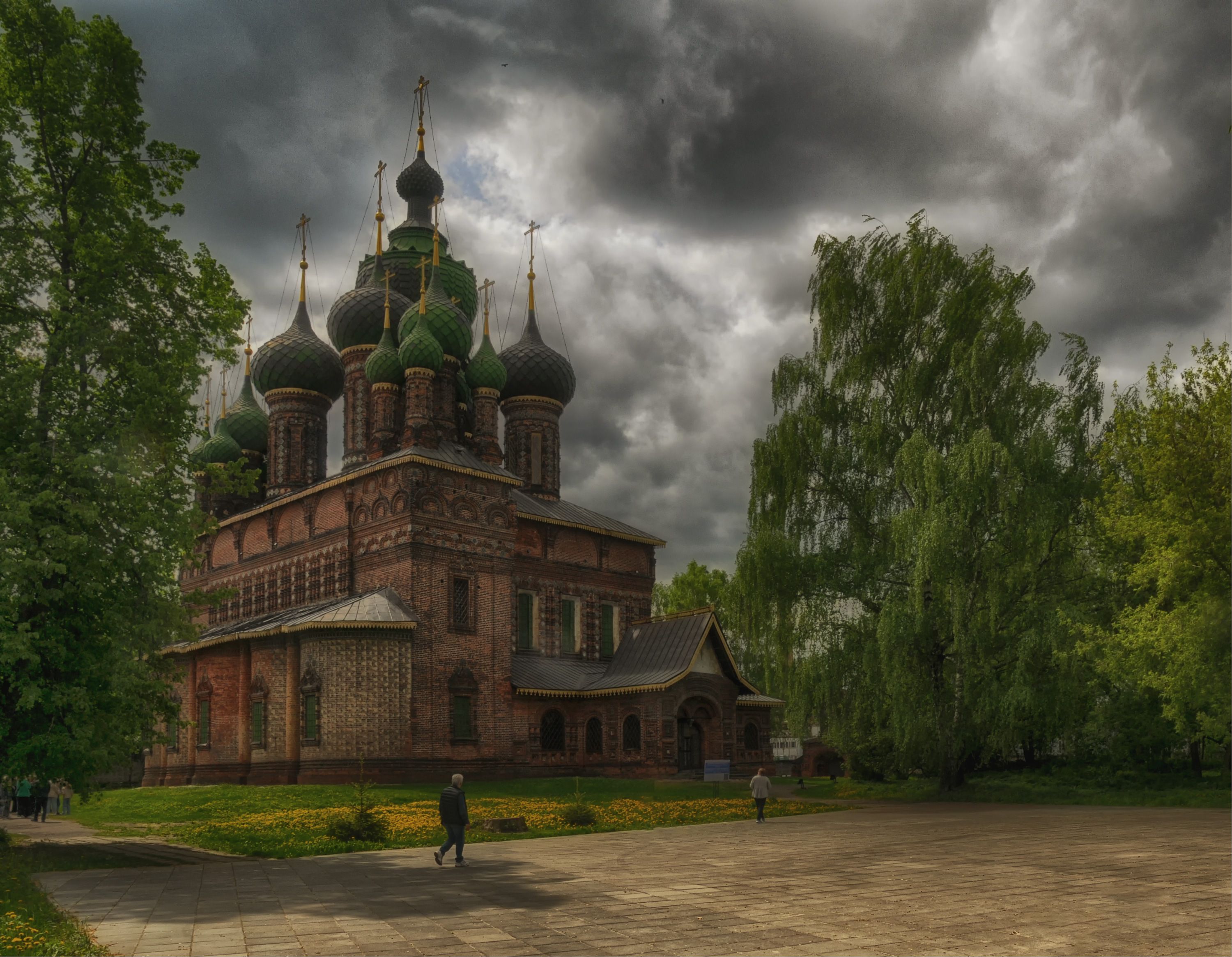 церковь облака деревья люди, Вера Петри