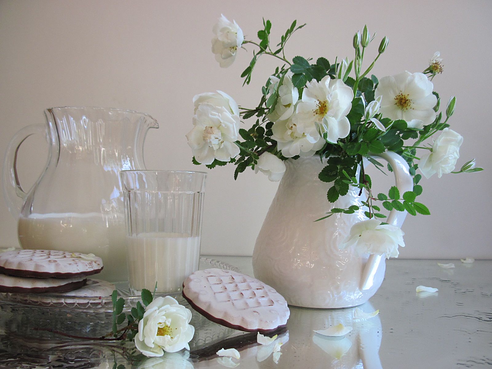 цветы, букет, розы, молоко, печенье, кувшины, стакан, поднос, утро, белый цвет, Наталия Тихомирова