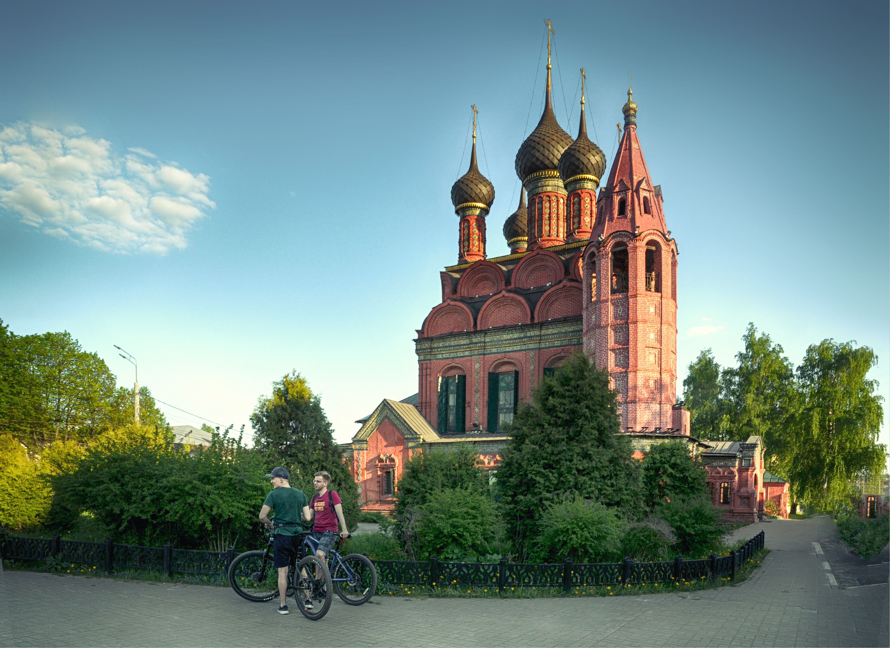 церковь велосипедисты облака, Вера Петри