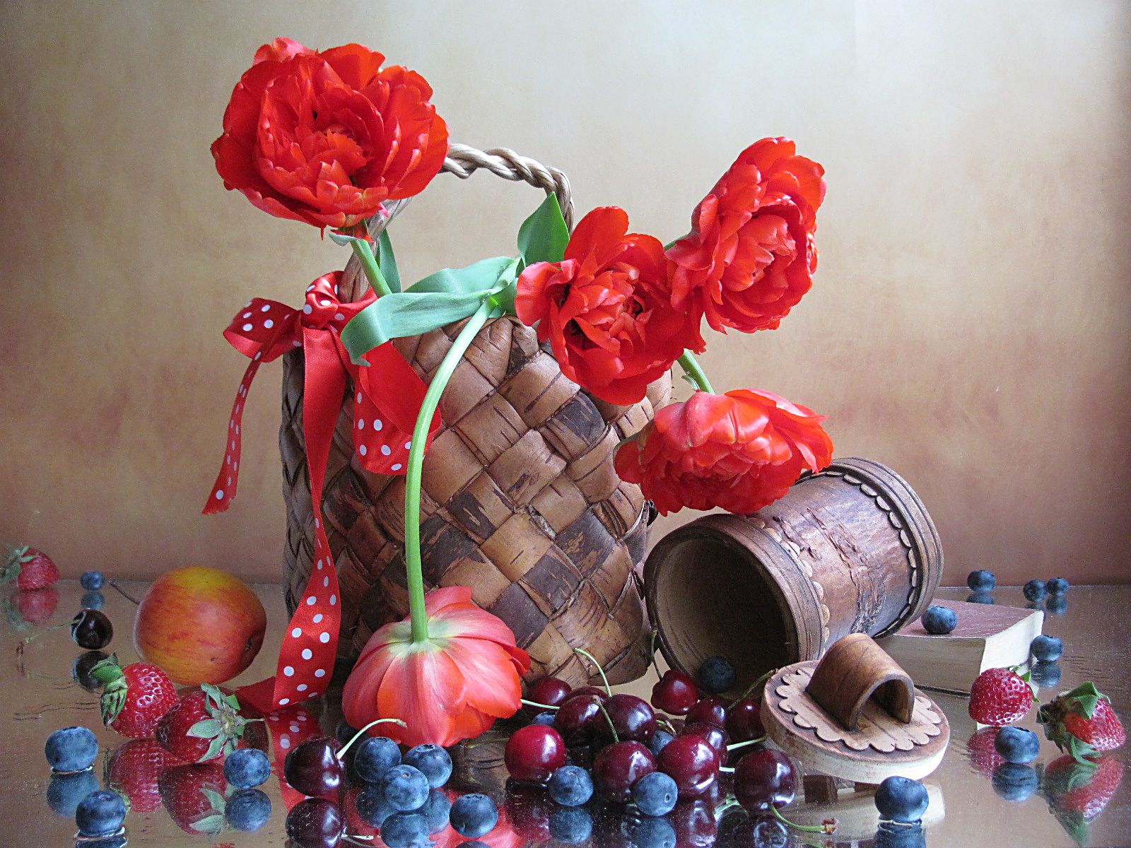 цветы, букет, тюльпаны, ягоды, клубника, черешня, голубика. яблоко, корзина, туес, , Наталия Тихомирова