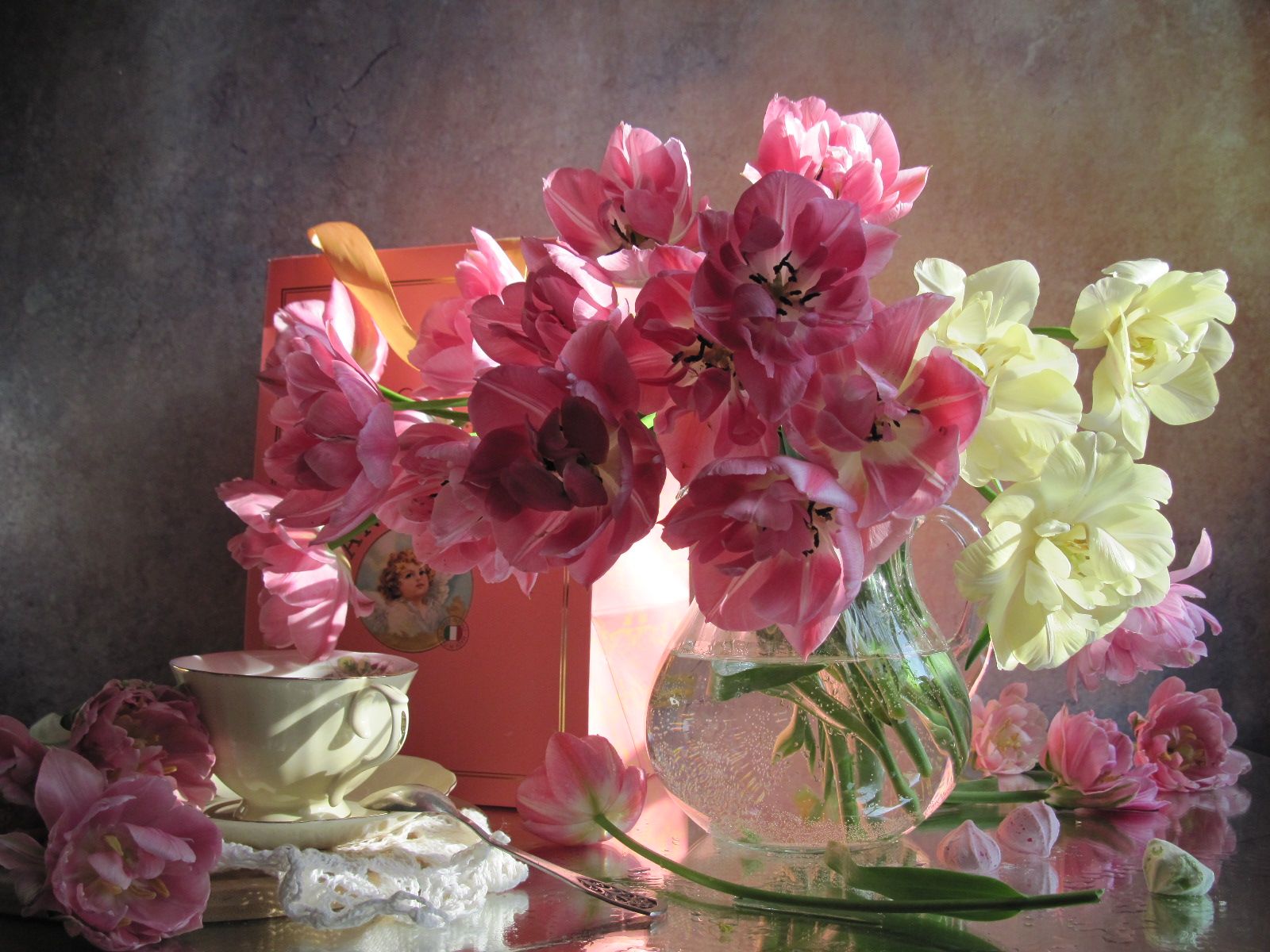 цветы, букет, тюльпаны, кувшин, чайная пара, кухонная доска, салфетка, ложка, пакет, Наталия Тихомирова