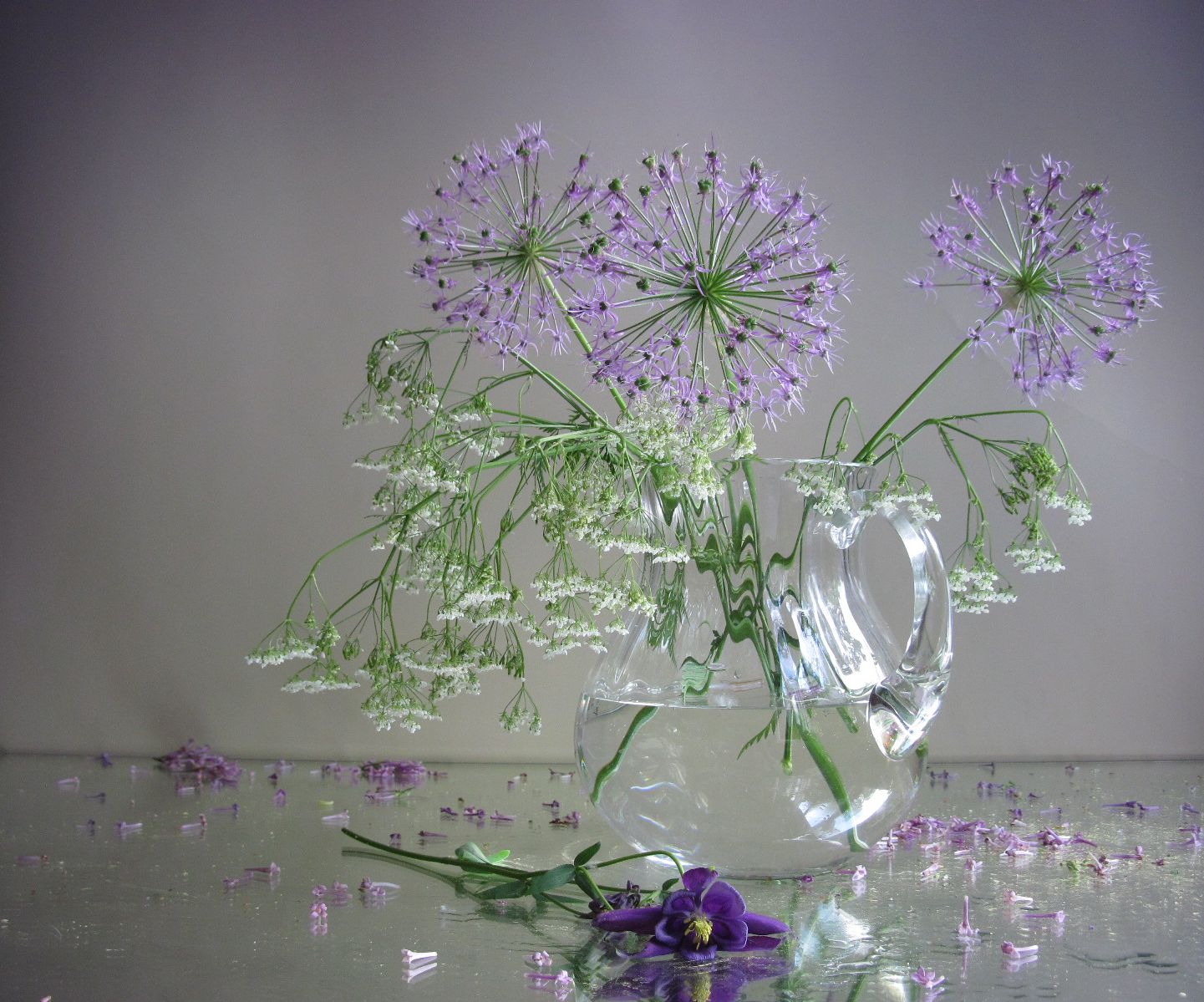 цветы, букет, аллиум, сныть, аквилегия, кувшин, стекло, Наталия Тихомирова
