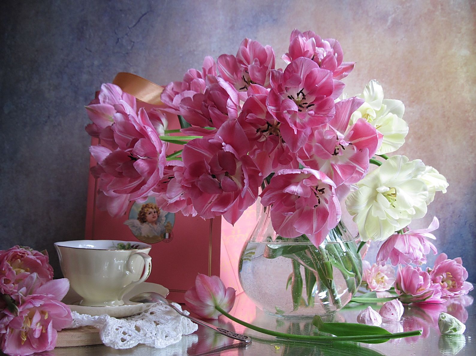 цветы, букет, тюльпаны, кувшин, чайная пара, ложка, кухонная доска, салфетка, пакет, Наталия Тихомирова