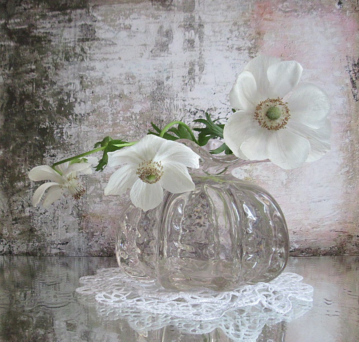 цветы, букет, анемоны, ваза, салфетка, кружево, Наталия Тихомирова