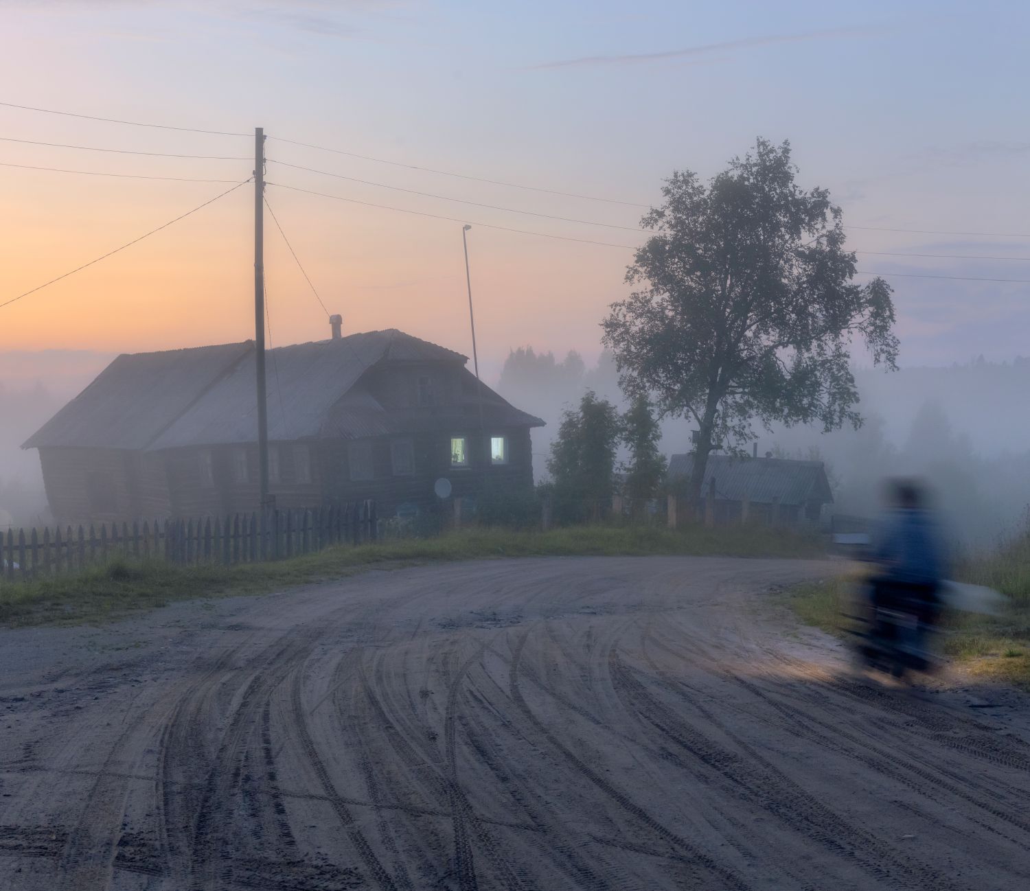 вечер туман закат деревня мотоциклист дорога, Сергей Буторин