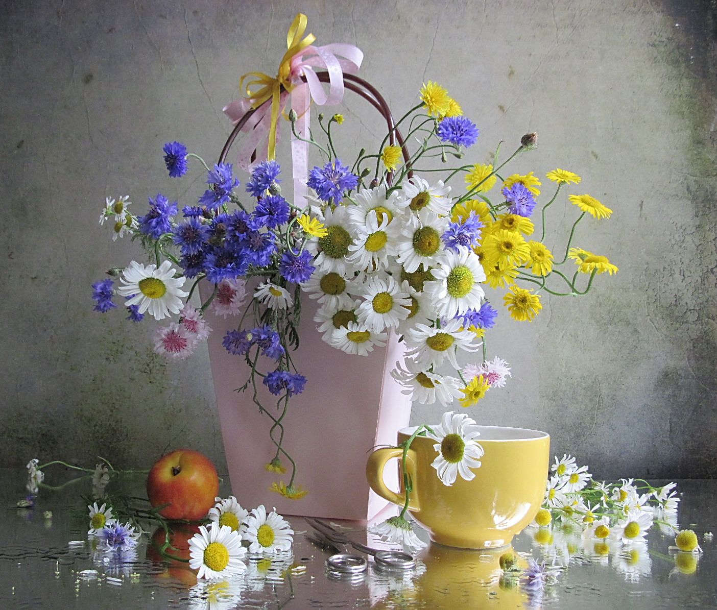 цветы, букет, васильки, ромашки, яблоко, корзина, кружка, ножницы, Наталия Тихомирова