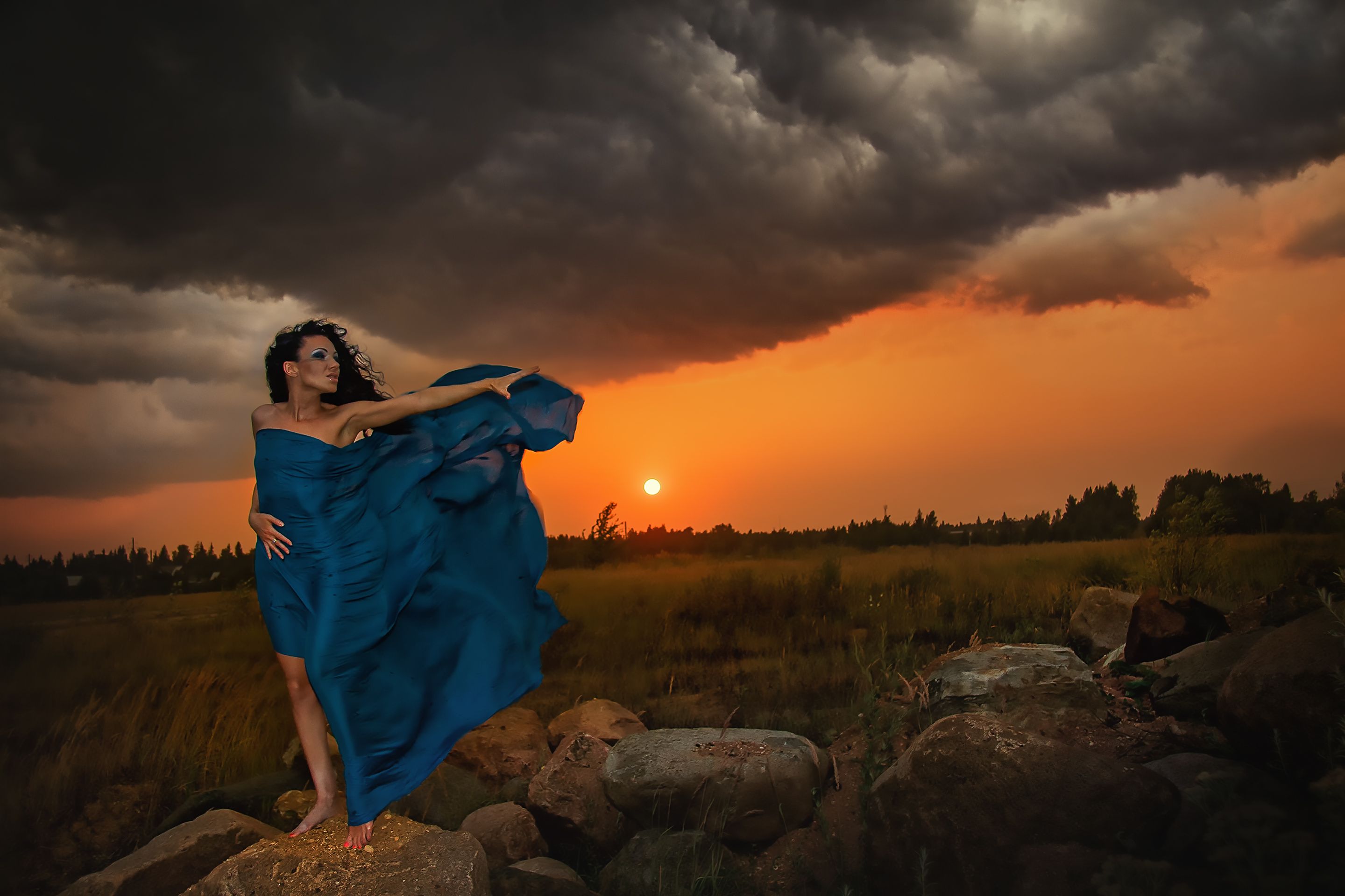 Сильнее грянет буря. Женщина гроза. Девушка гроза. Фотосессия на закате. Девушка в поле в грозу.