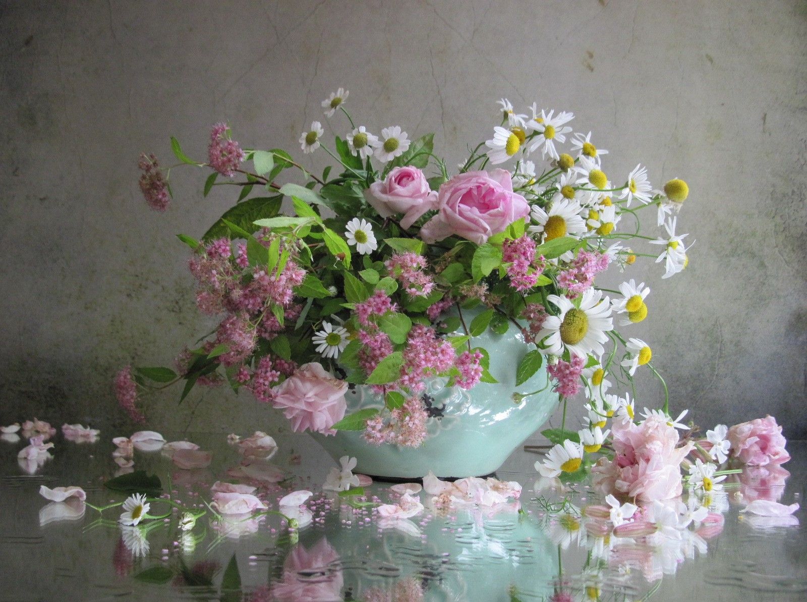 цветы, букет, розы, ромашки, спирея, ваза, керамика, Наталия Тихомирова
