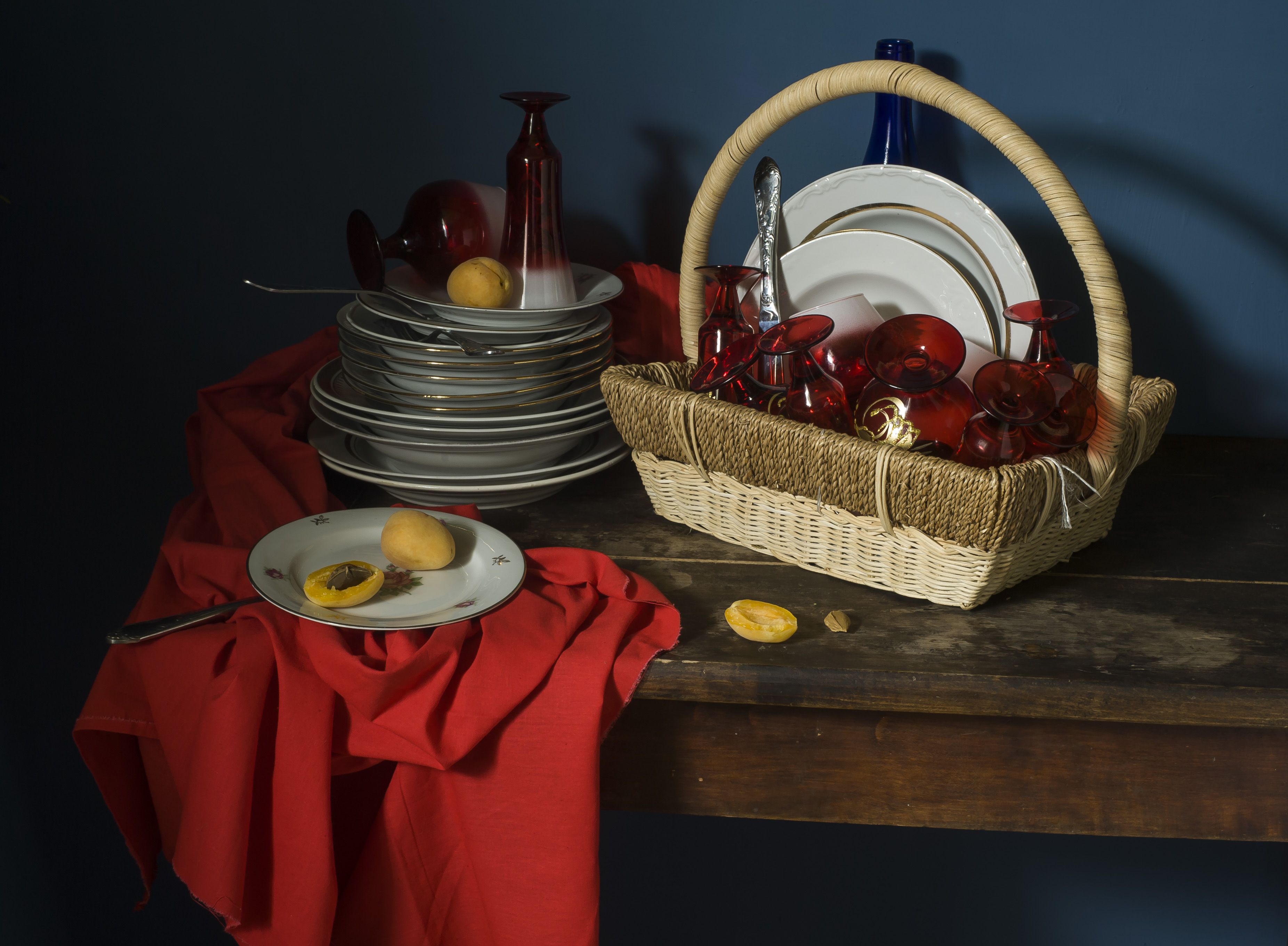 посуда, натюрморт, бокалы, красное, тарелки, абрикосы, корзинка, вилки, ножи, Oksana Evkodimova