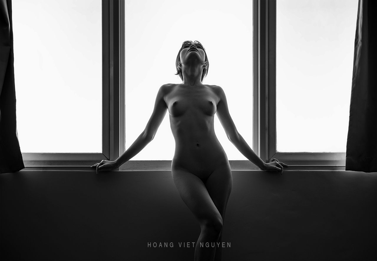 fine nude, nude, glamour, asian, vietnam, vietnamese, body, black and white, indoor, light, natural light, Nguyen Hoang Viet