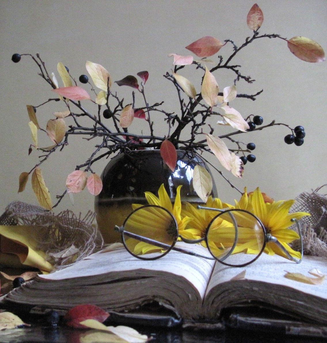 цветы, букет, ветки, топинамбур, книга, очки, мешковина, винтаж, Наталия Тихомирова