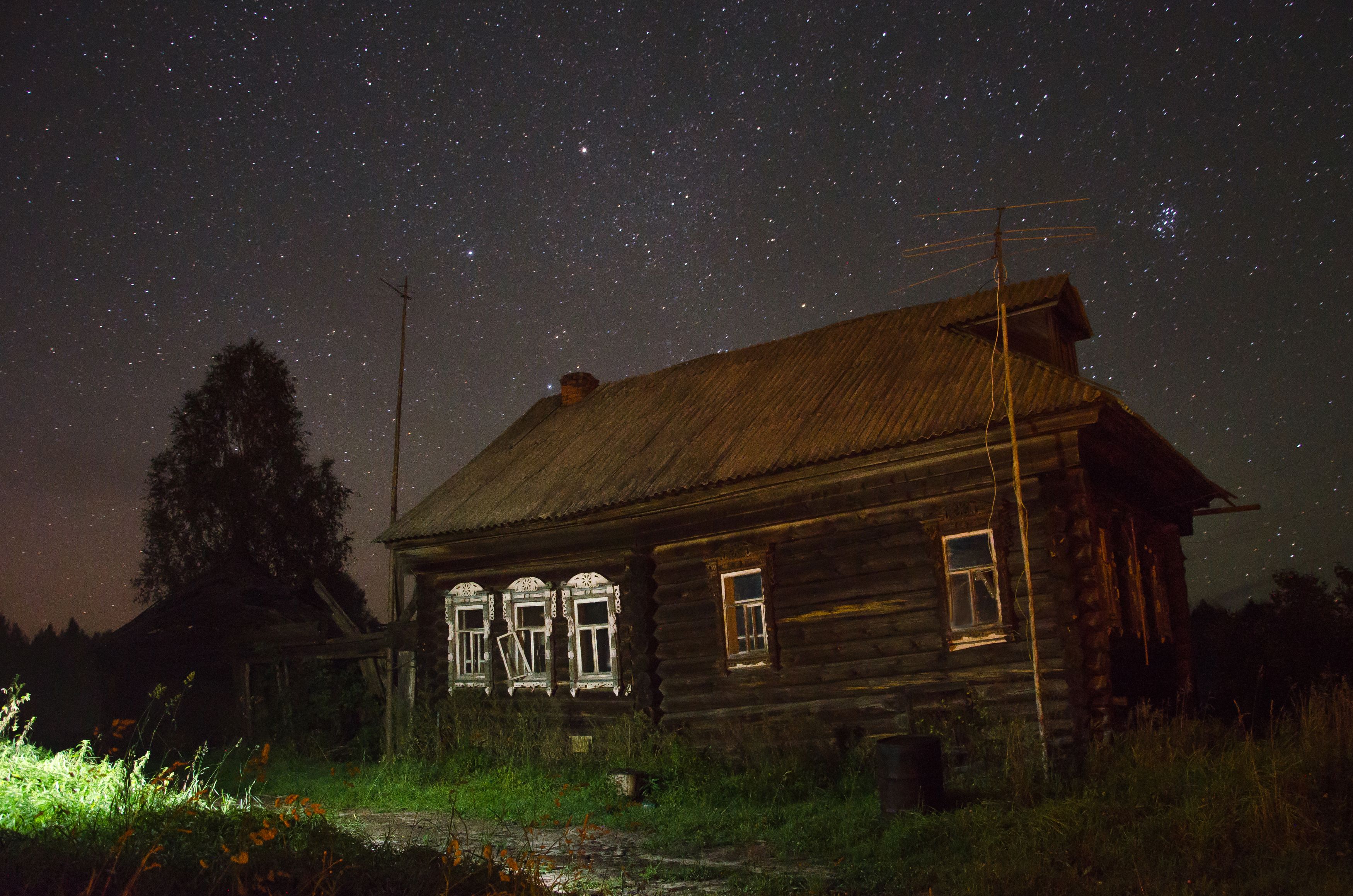 Ночь в деревне. Деревенский дом ночью. Домик в деревне. Заброшенная деревня ночью.