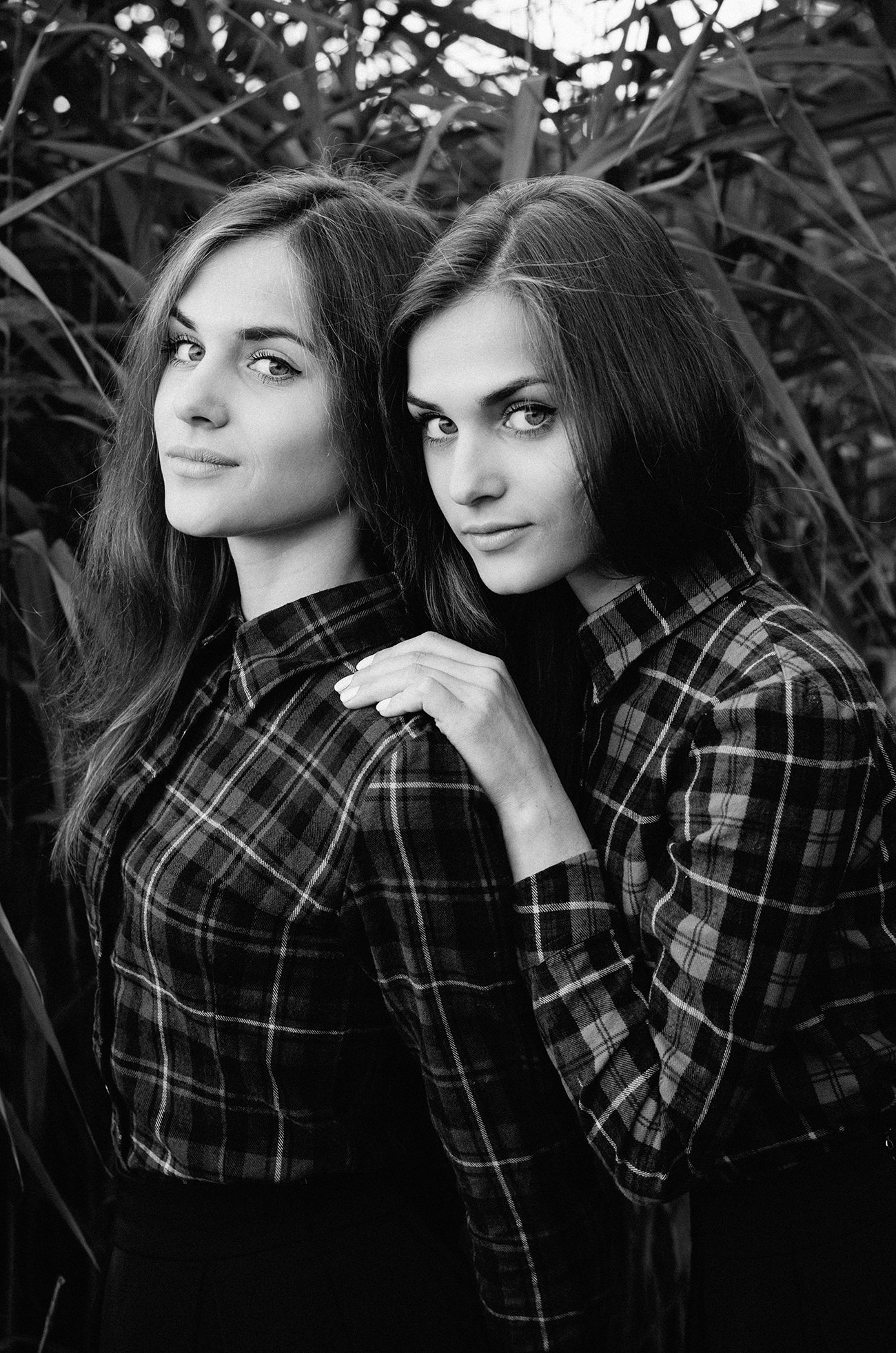девушки близнецы портрет черно-белый, Анна Устинович