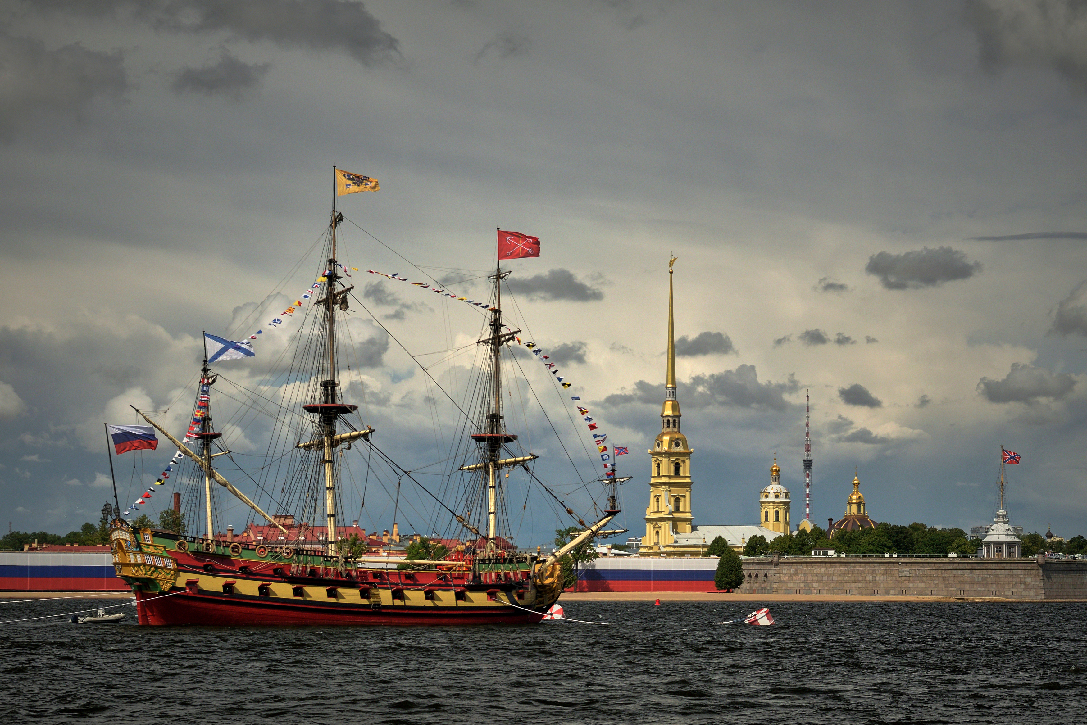 санкт-петербург, нева, парусник, морской парад, флаги, петропавловская крепость,, Байдуков Александр
