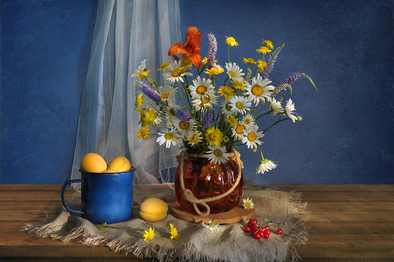 натюрморт,лето,цветы,синяя кружка,ваза,мешковина,абрикосы,смородина, Алла Шевченко