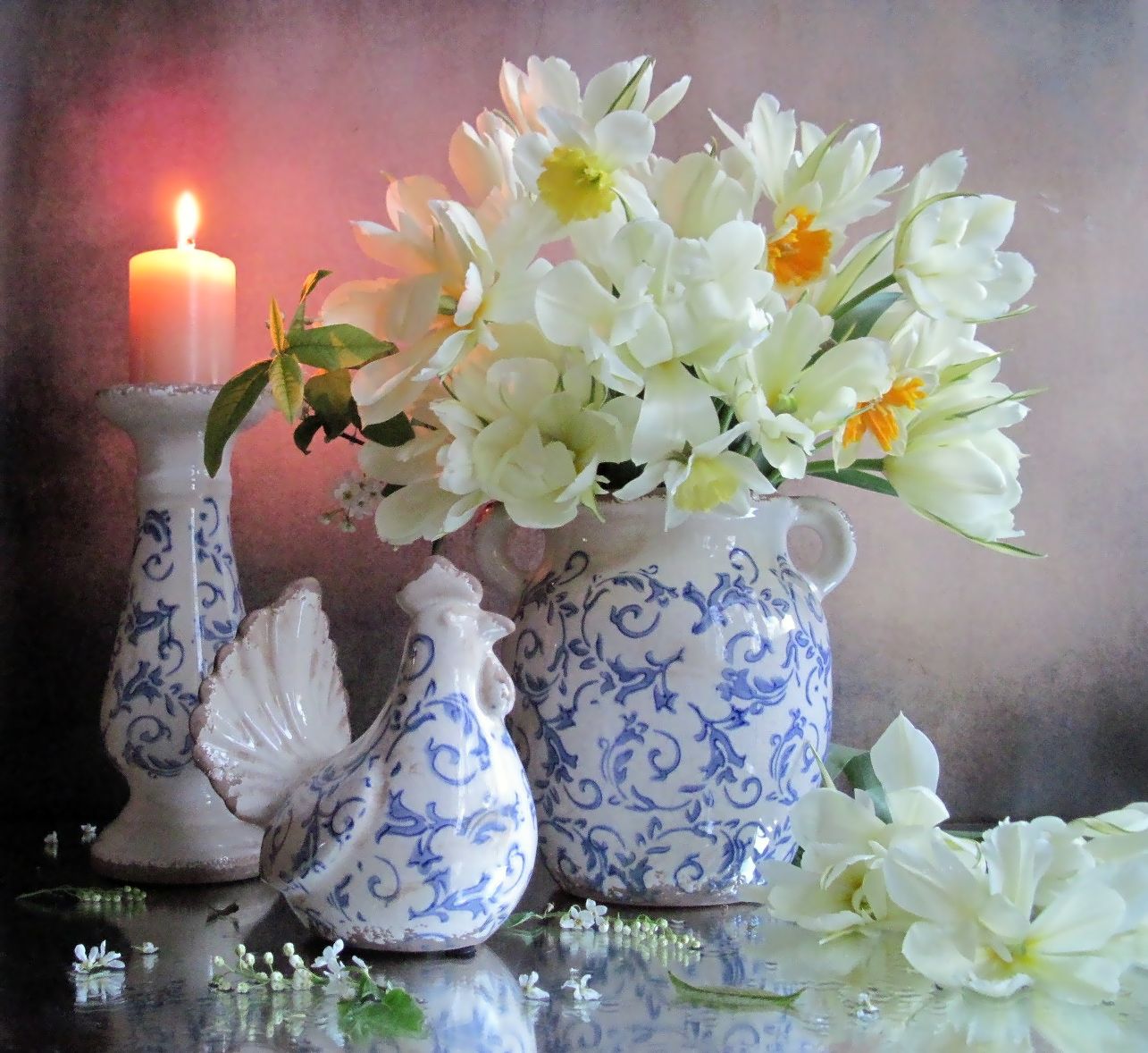 тюльпаны, нарциссы, белый цвет, ваза. подсвечник, свеча, петушок, керамика, Наталия Тихомирова