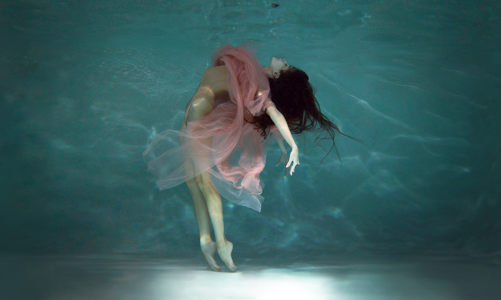 девушка, красивая, в воде, под водой, движение, танец, гимнастка, портрет, жанр, свет, цвет, живопись, Постонен Екатерина