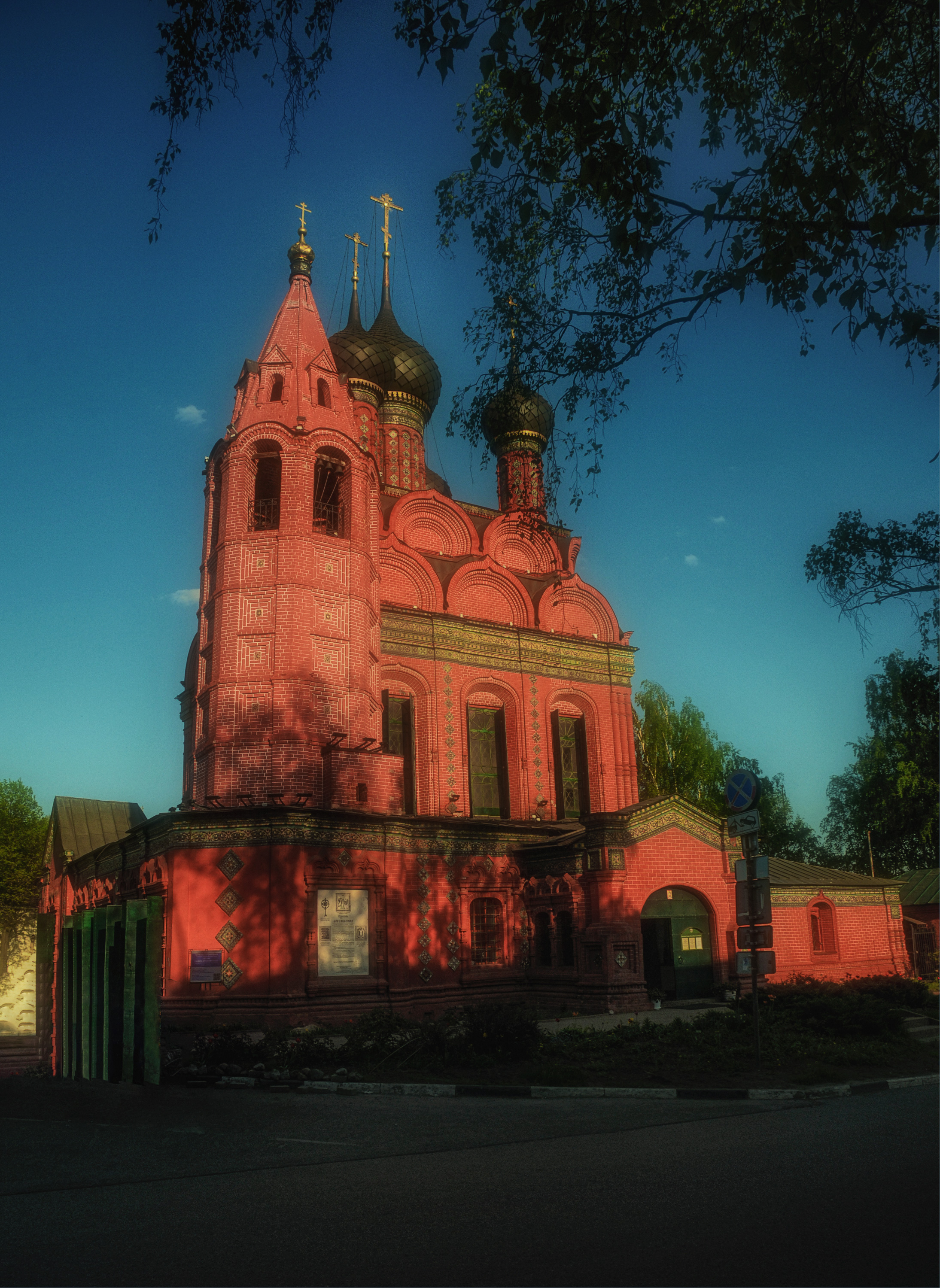 церковь колокольня берёза тень, Вера Петри