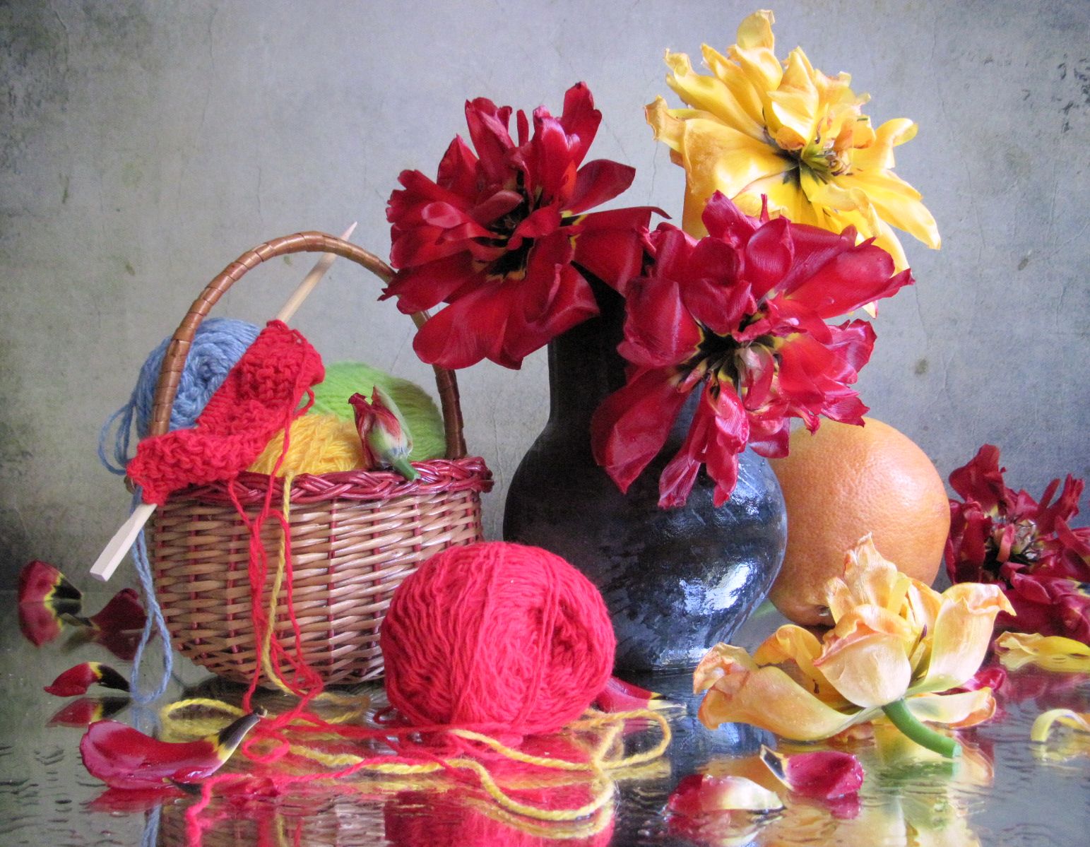 тюльпаны, крынка, корзинка, пряжа, вязание, грейпфрут, Наталия Тихомирова