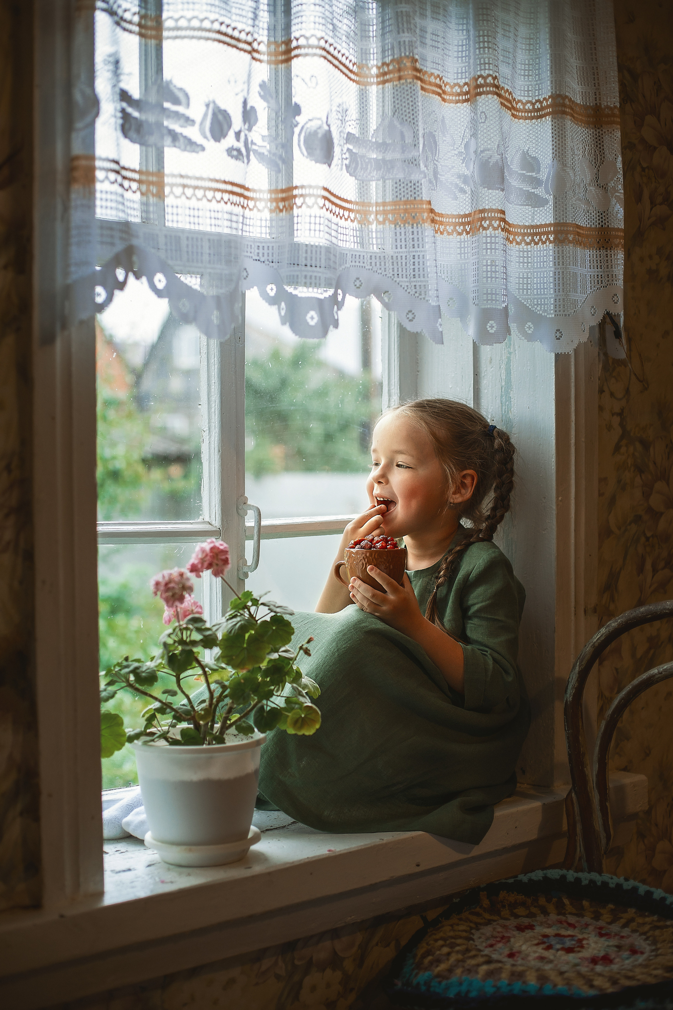 дети, лето, девочка с ягодами, детская фотосессия дома, Ларина Ирина