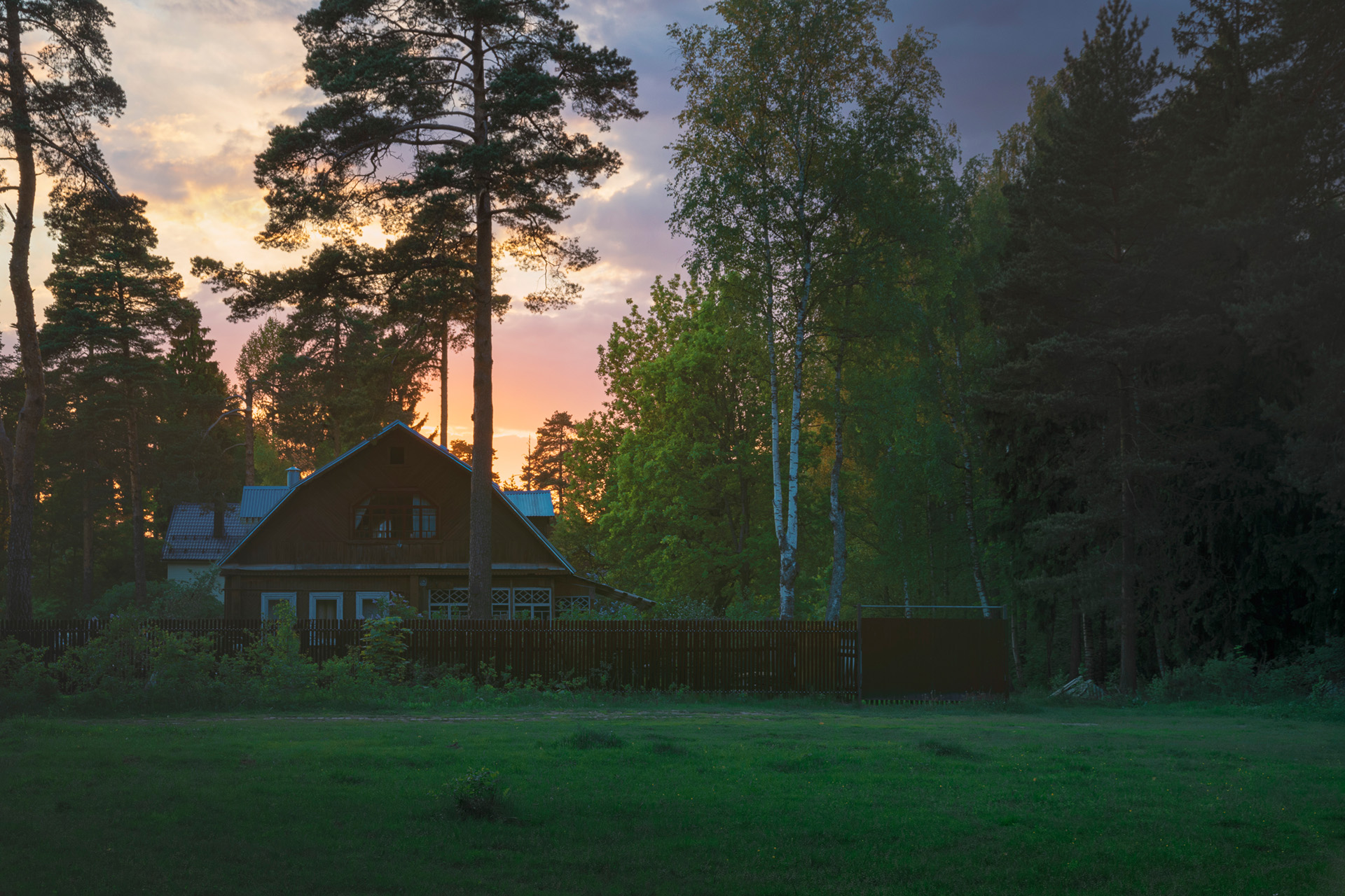 лес, деревья, домик, закат, Валерий Вождаев