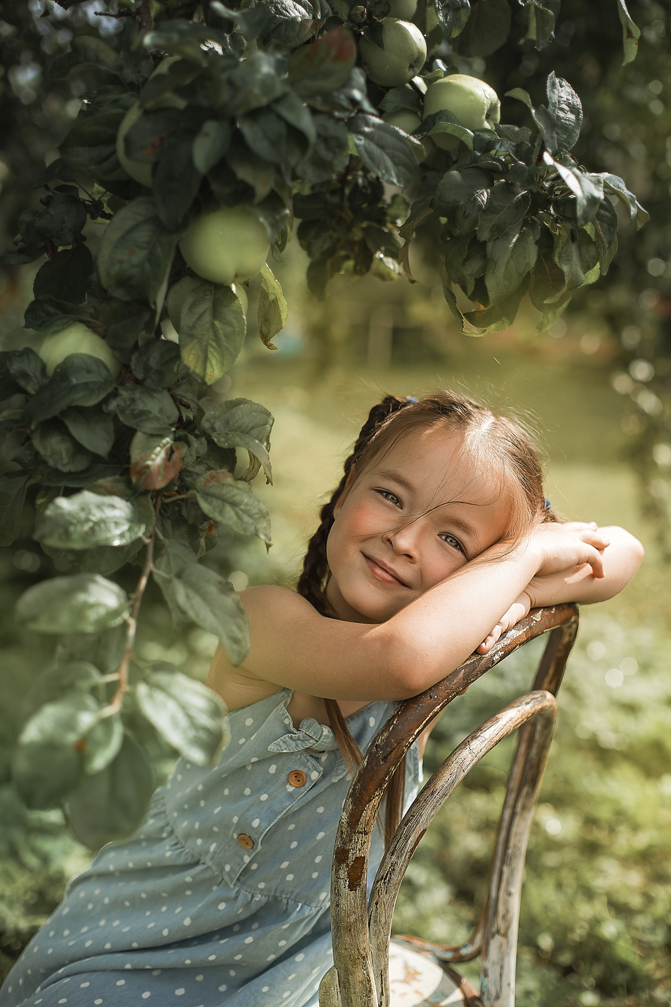детская фотосессия, девочка, фотосессия на улице, фотосессия с яблоней, Ларина Ирина