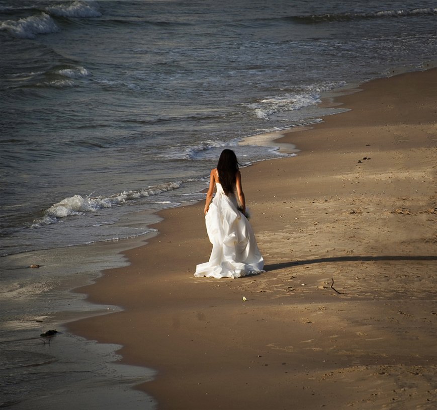 море, песок, волны, белое платье, девушка, Макс Шамота