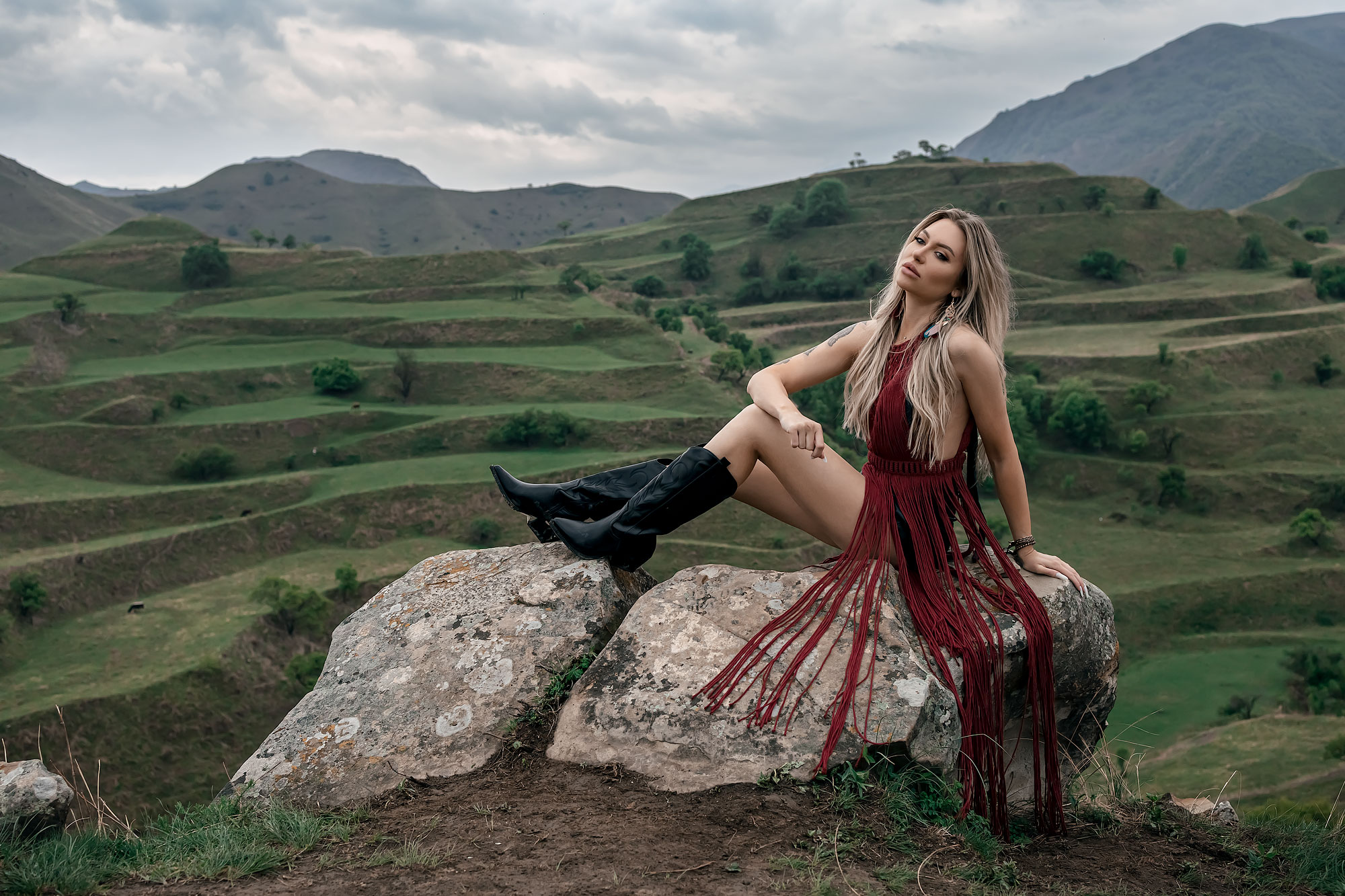 девушка блондинка платье макраме горы террасы ковбойский стиль, Ирина Мухина