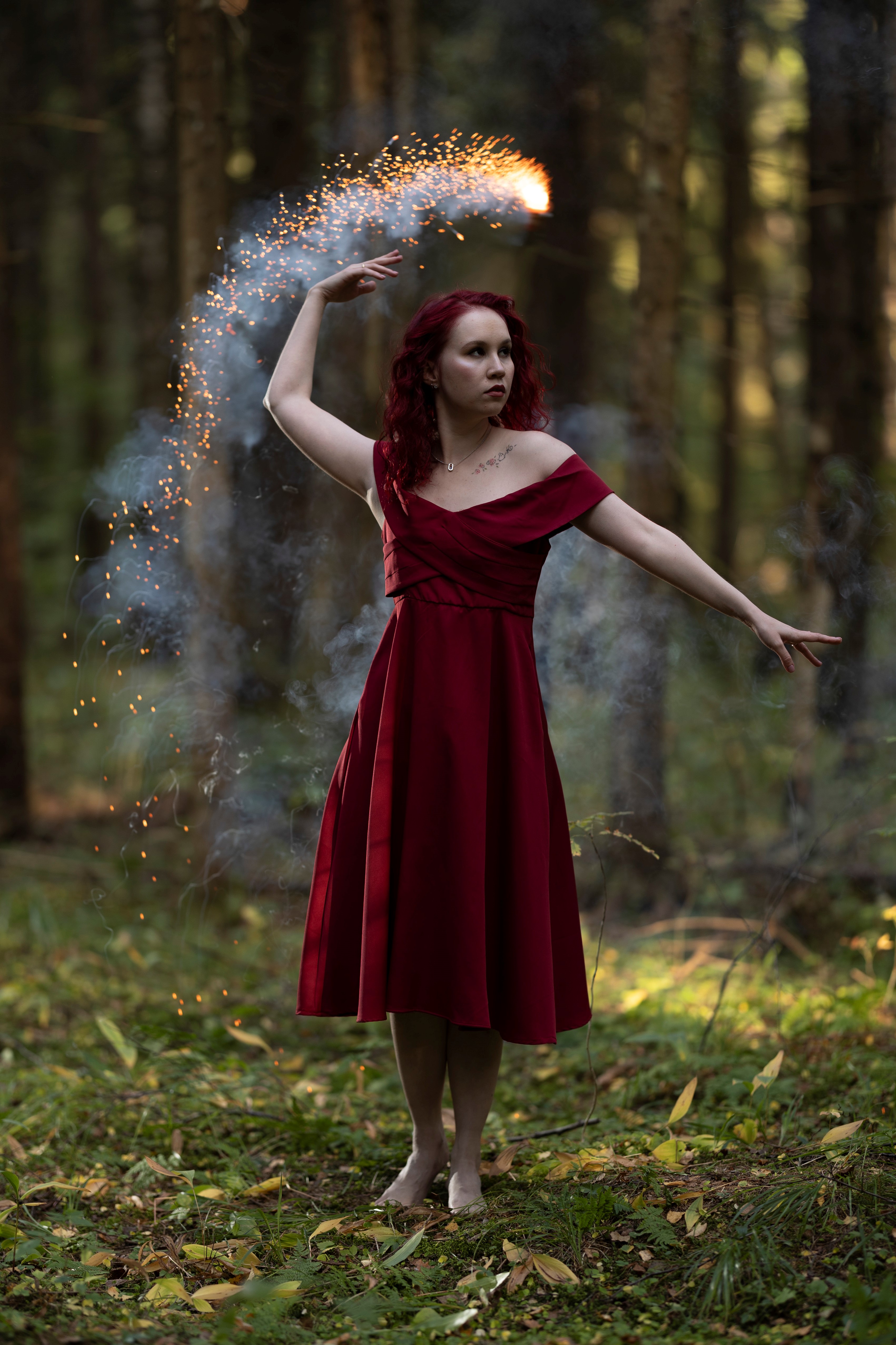 Девушка, красное платье, искры, дым, лес, Пономарев Илья