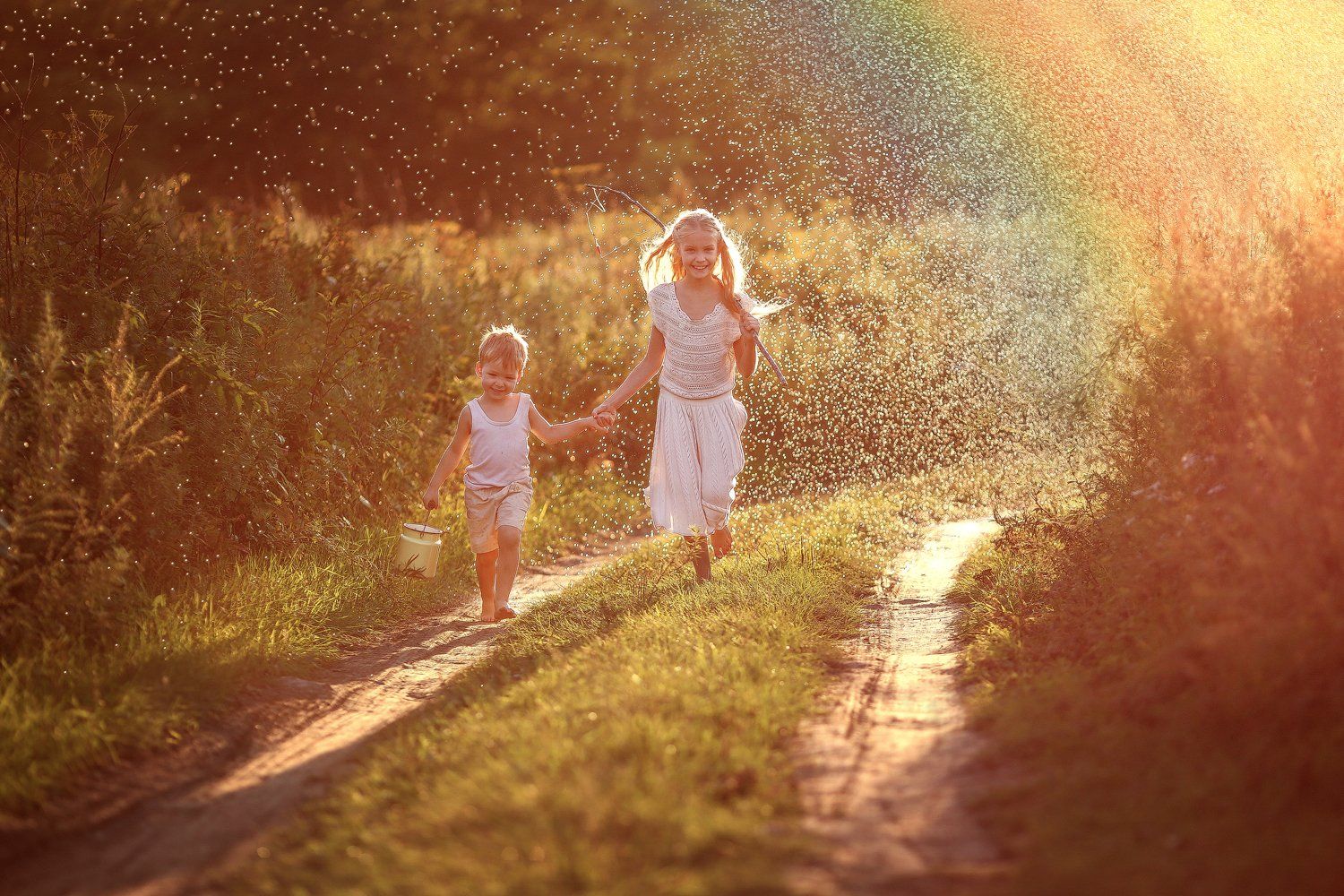 Яркие мгновения жизни. Радостные моменты в жизни. Дети радуются солнцу. Счастье солнце. Радостные мгновения.