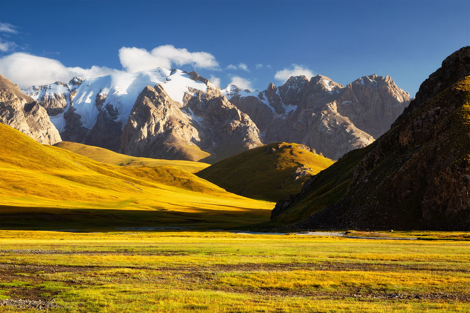 Кыргызстан кок. Солнечная Долина. Долина Кок Кыя. Солнечная Долина фото. Kyrgyzstan City.