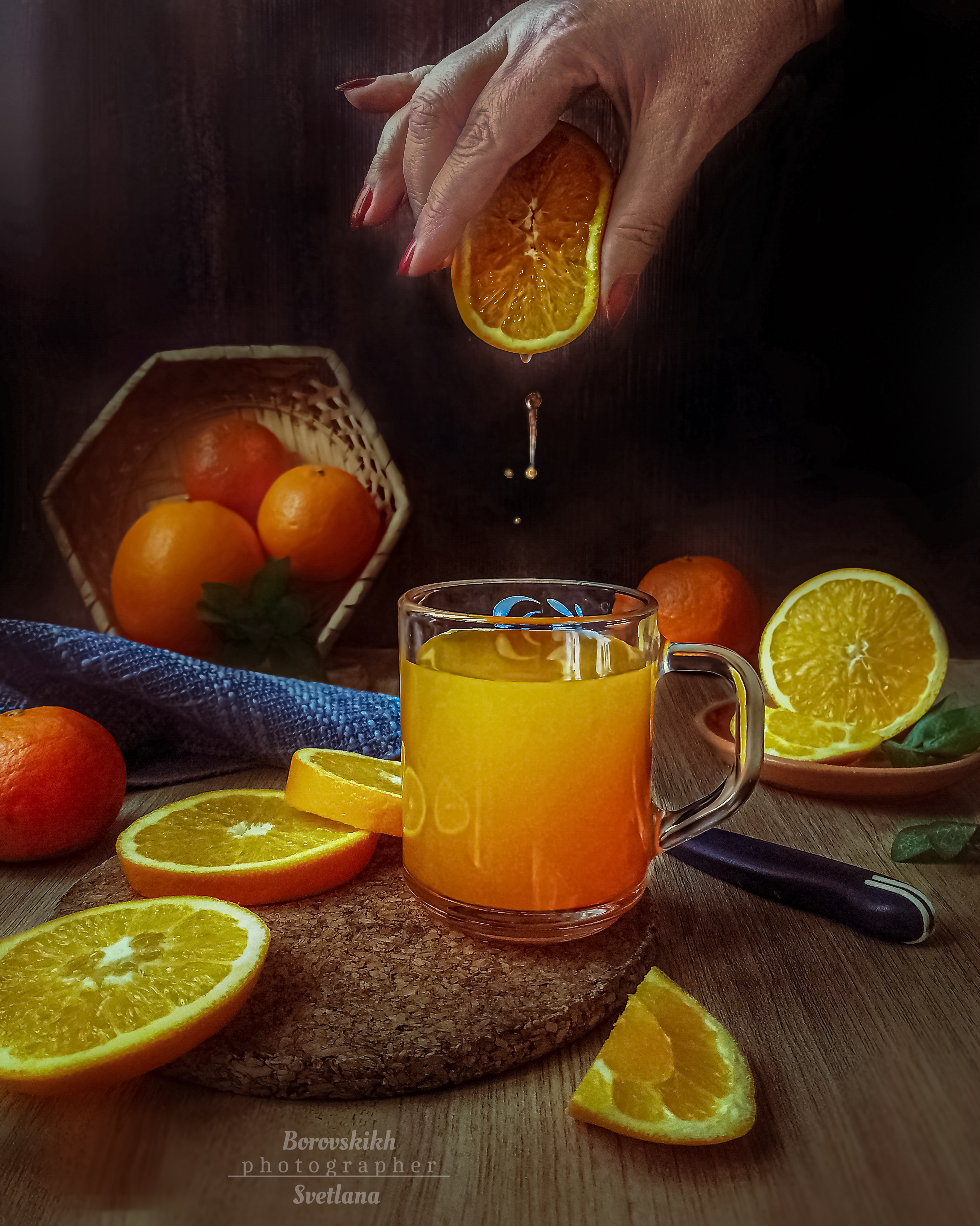 натюрморт, низкий ключ, darkphoto,  фрукты, апельсины, сок, рука, фуд-фото, food photo, еда, Светлана Боровских