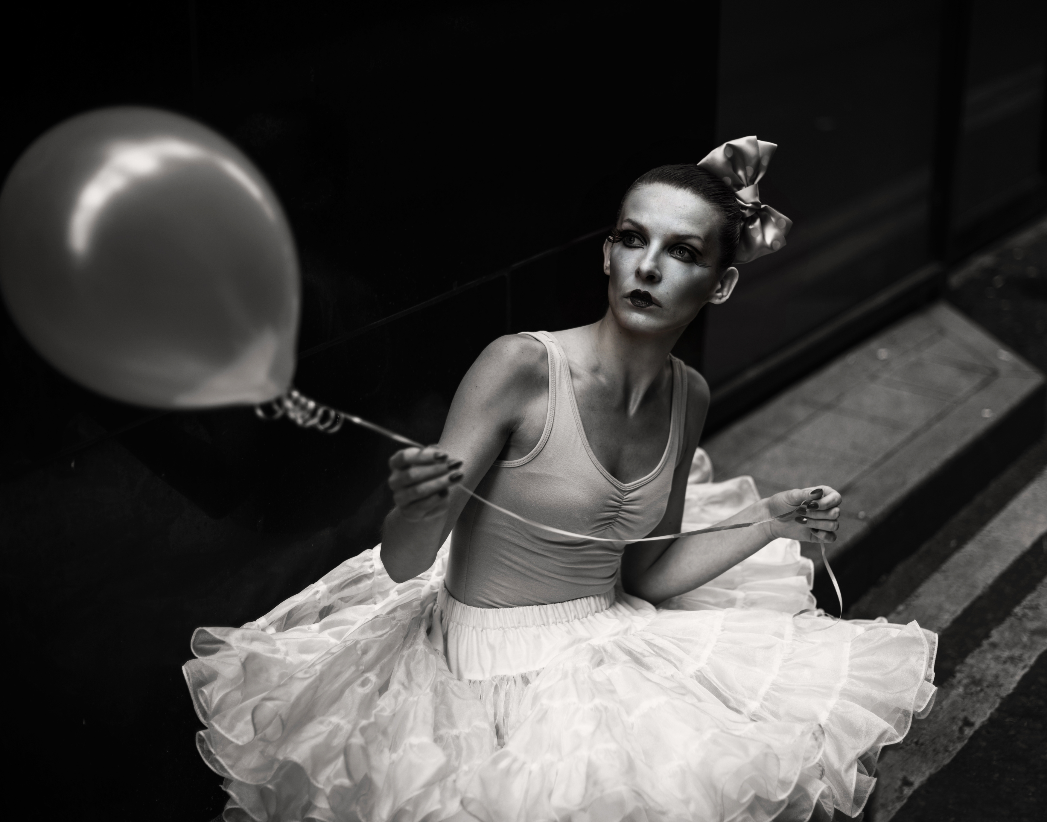 portrait, black&white, bw, female, baloon,street, rafalwroblewskiphotography, rafal wroblewski