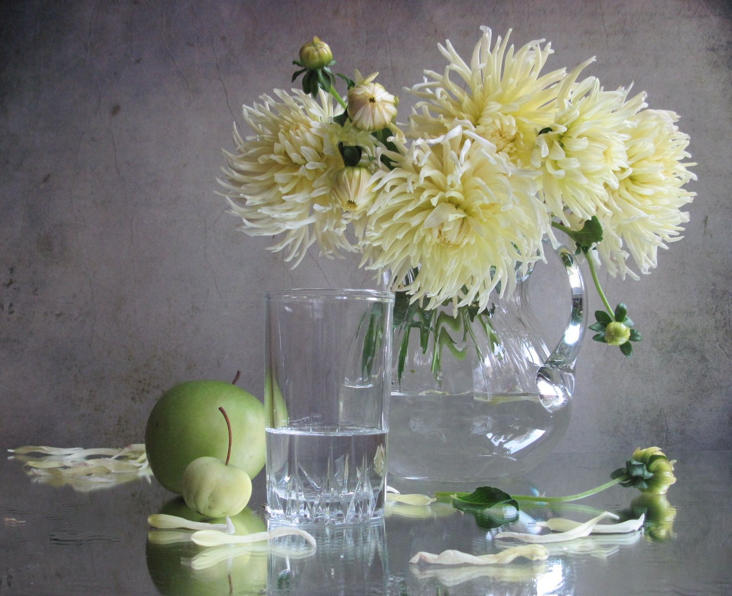 георгины, яблоки, кувшин, стакан, стекло, Наталия Тихомирова