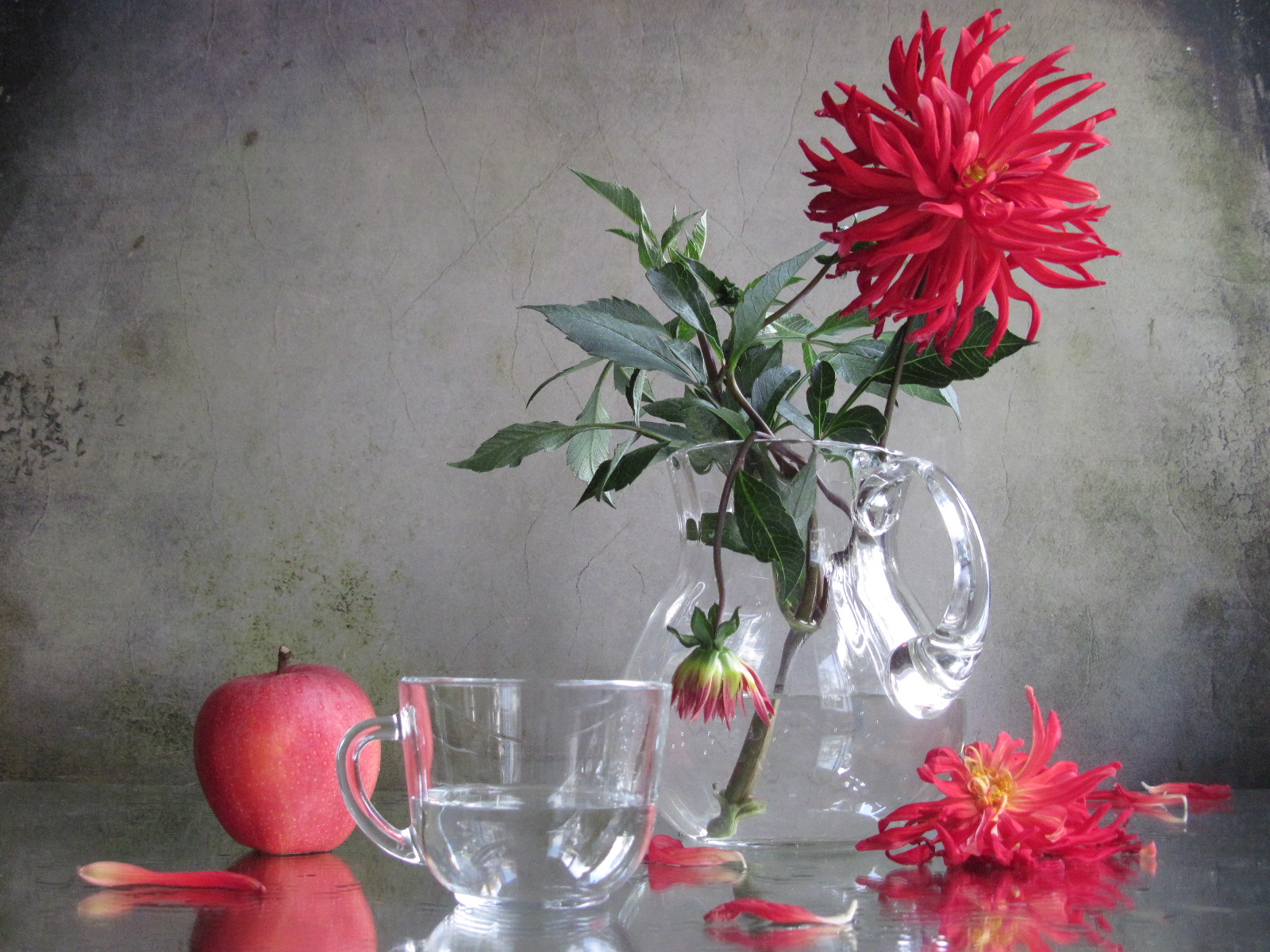 георгин, яблоко, кувшин, чашка, стекло, красный цвет, Наталия Тихомирова