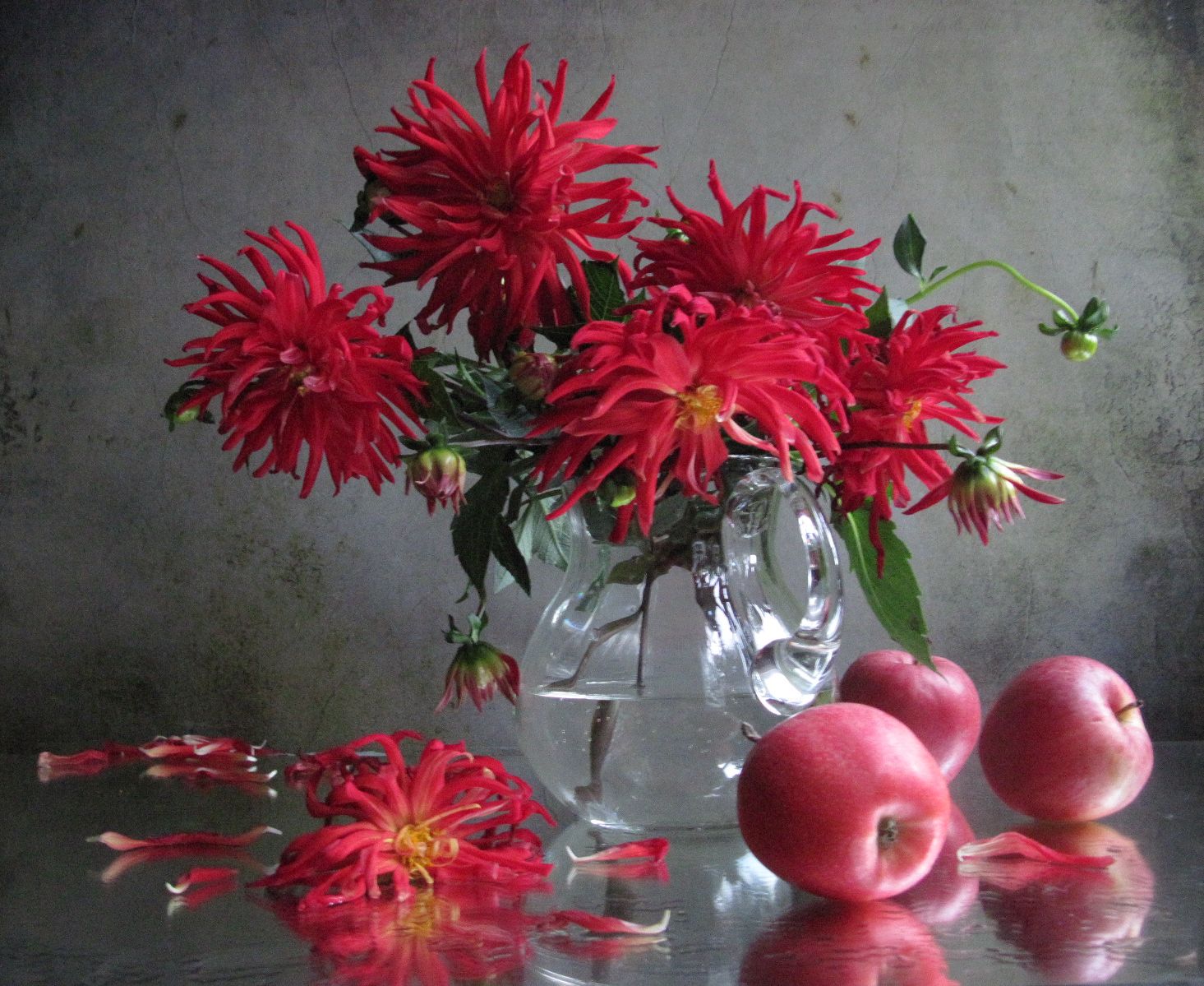 букет, георгины,. яблоки, кувшин,. стекло, красный цвет, Наталия Тихомирова