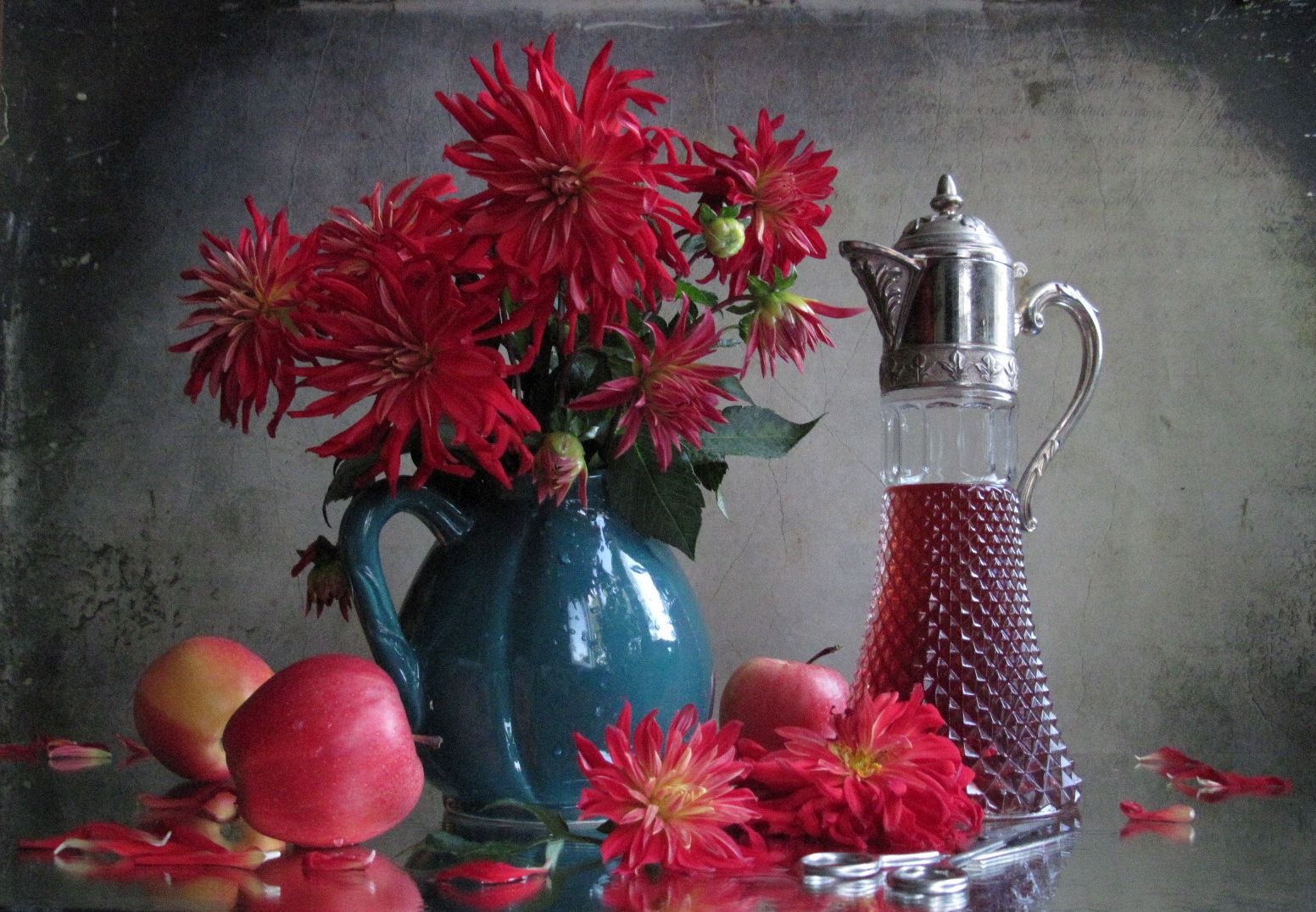 цветы, букет, георгины, яблоки, кувшин, декантер, ножницы, Наталия Тихомирова