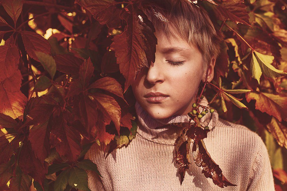 осень, мальчик, листва, краски, портрет, Ирина Сиротова