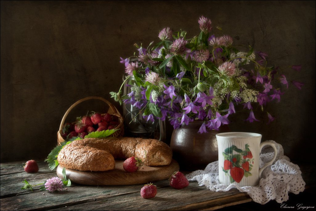 клевер, клубника, колокольчики, лето, молоко, натюрморт, хлеб, ягоды, Eleonora Grigorjeva