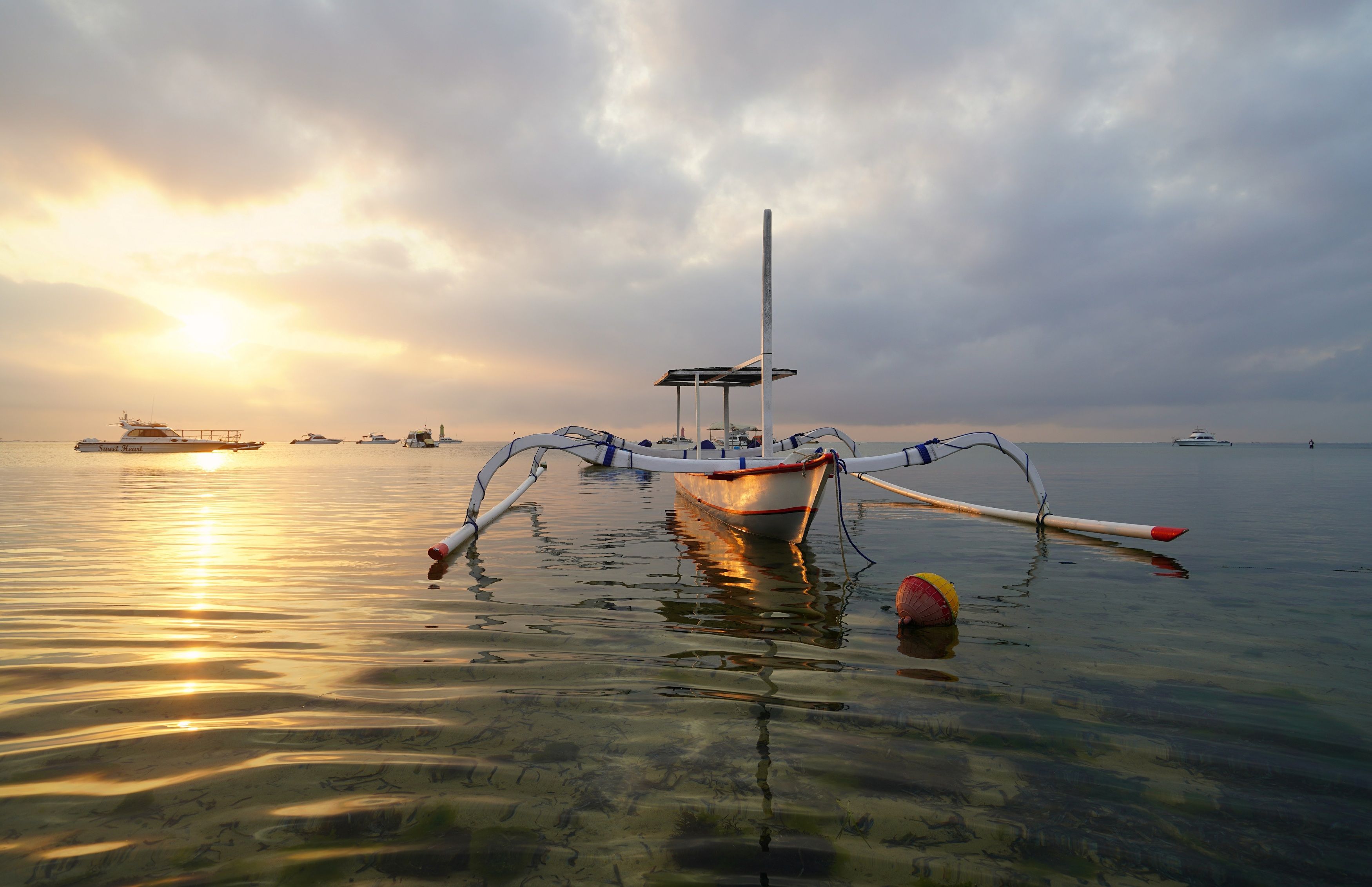 dawn, sunrise, shore, sea, ocean, sky, horizon, boat, color, light, reflection, landscape, nature, morning, bright, jukung, low tide,  Сергей Андреевич