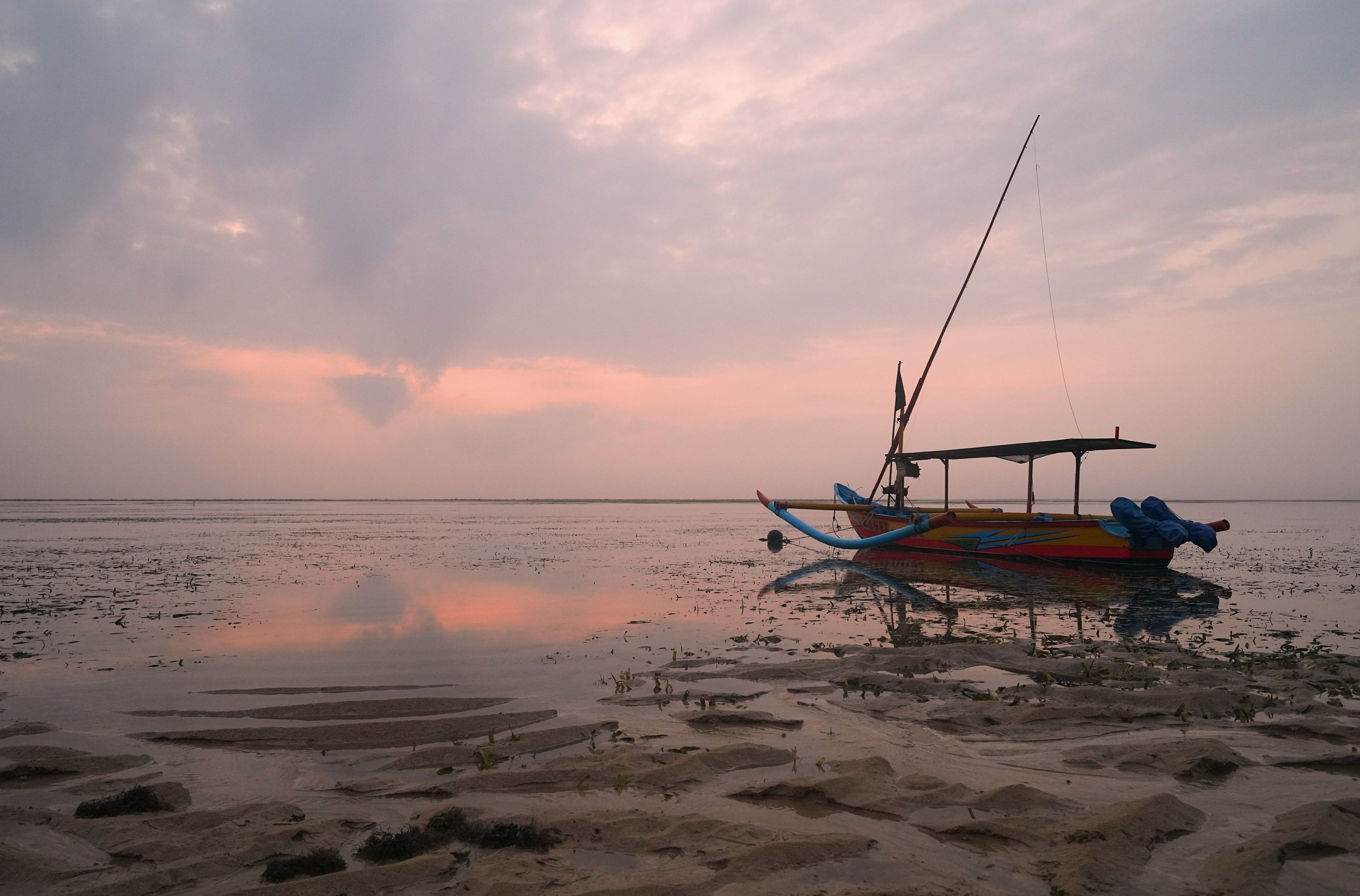 dawn, sunrise, shore, sea, ocean, sky, horizon, boat, color, light, reflection, landscape, nature, morning, bright, jukung, low tide,  Сергей Андреевич